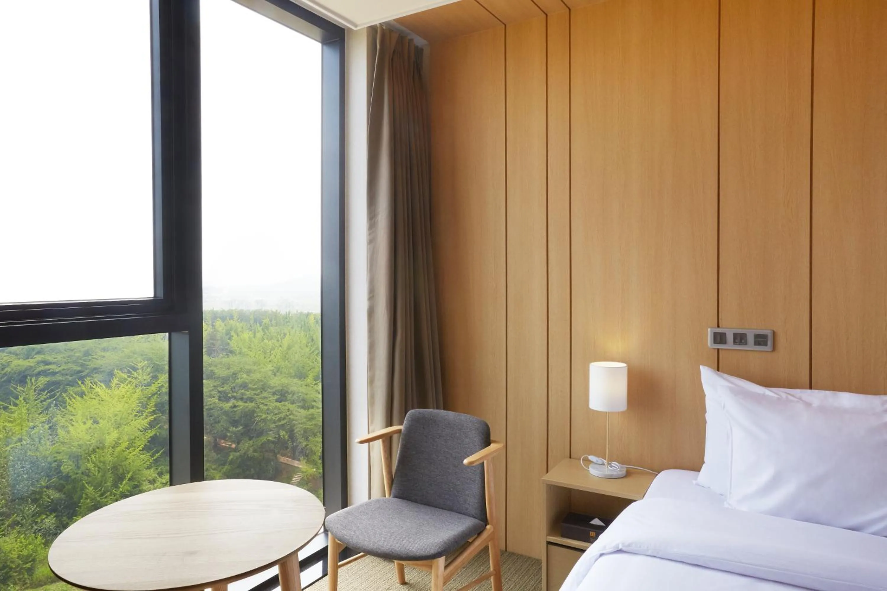 Seating area, Bed in Royal Emporium Incheon Airport