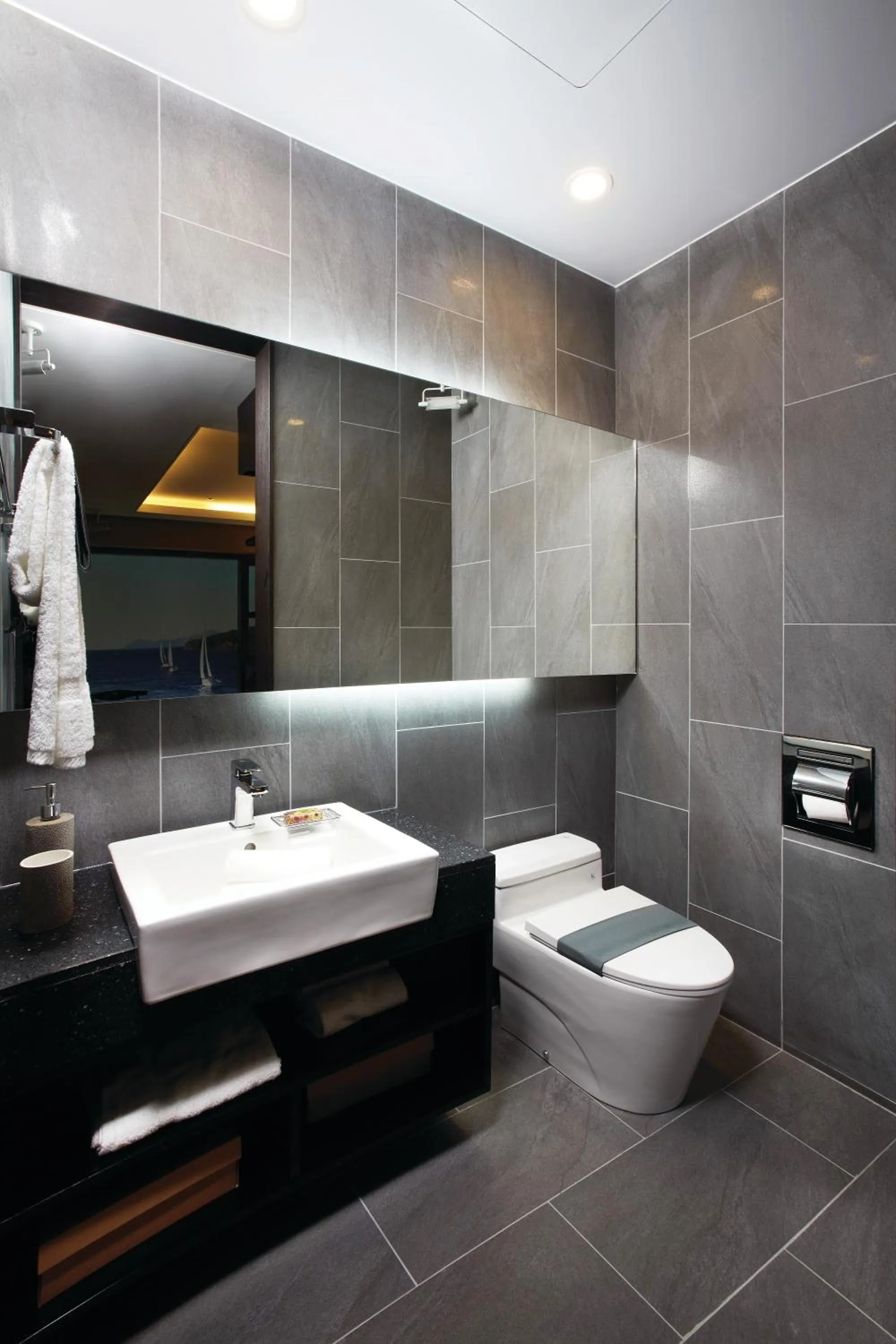 Bathroom in Royal Emporium Incheon Airport