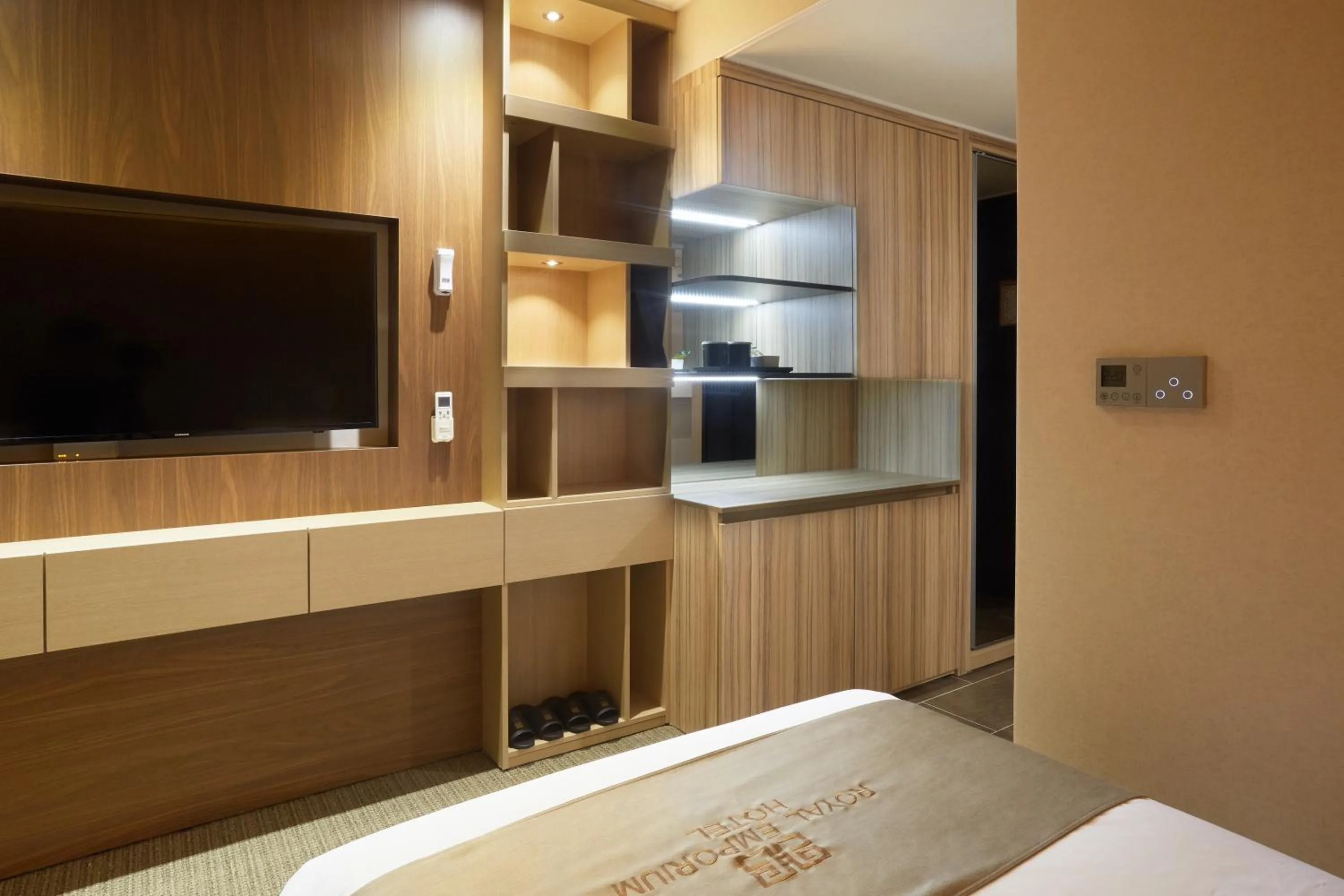 TV and multimedia, Bed in Royal Emporium Incheon Airport