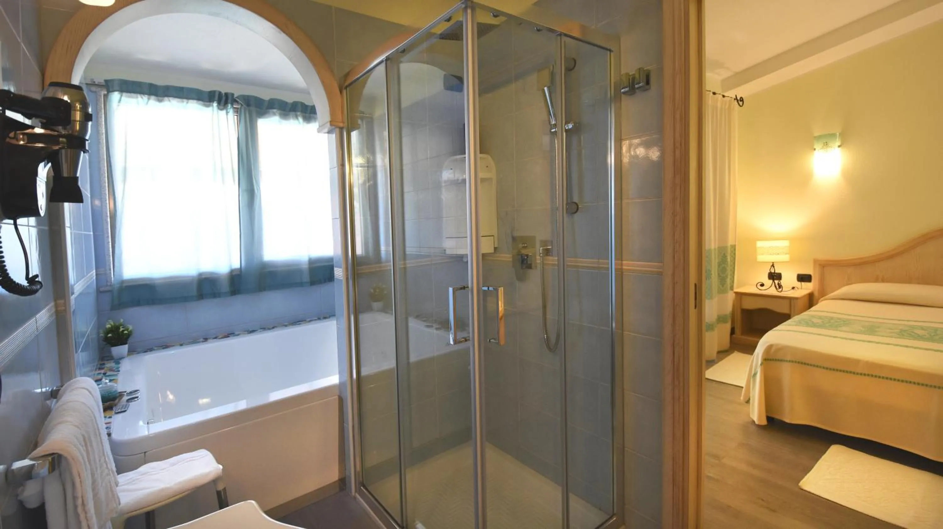Shower in Hotel Su Giganti