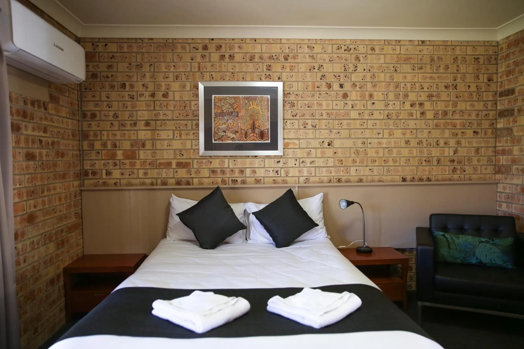 Bed in Clermont Country Motor Inn