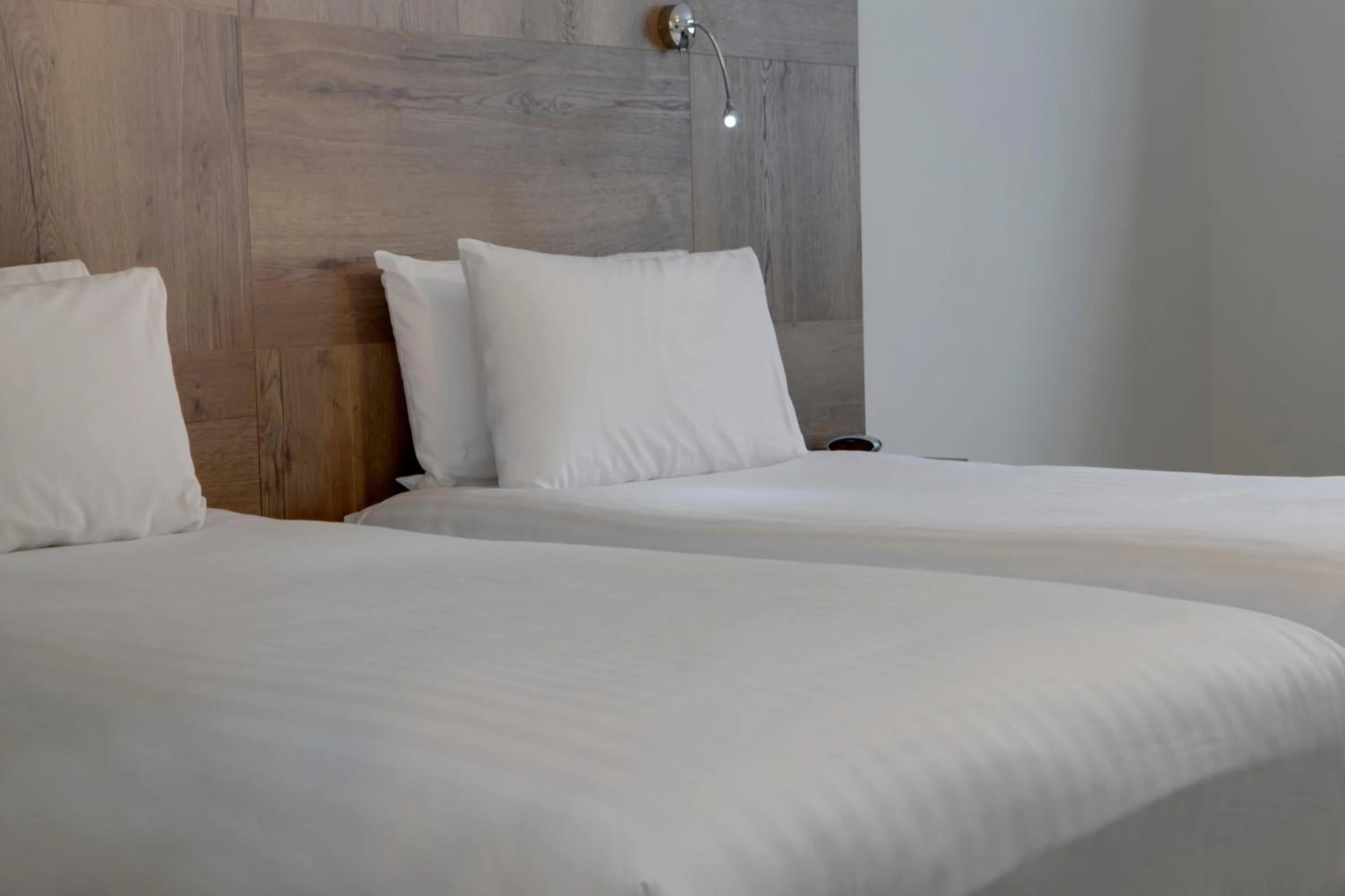 Bed in Best Western White House Hotel