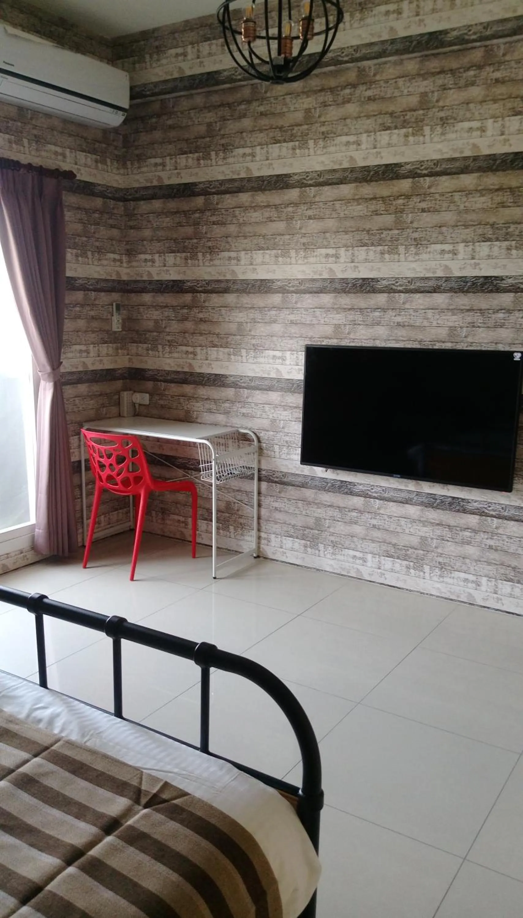 TV and multimedia, Bed in Tony's house