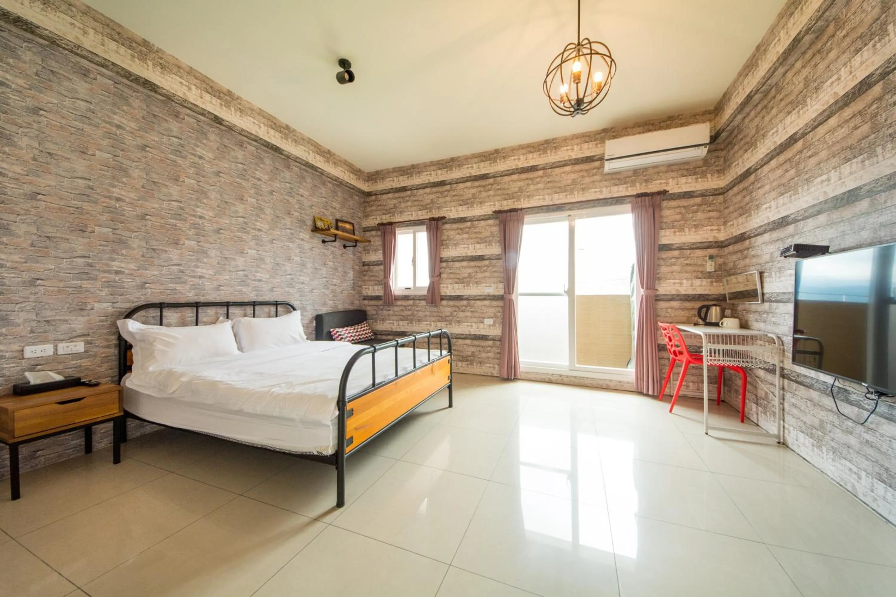 Photo of the whole room, Bed in Tony's house