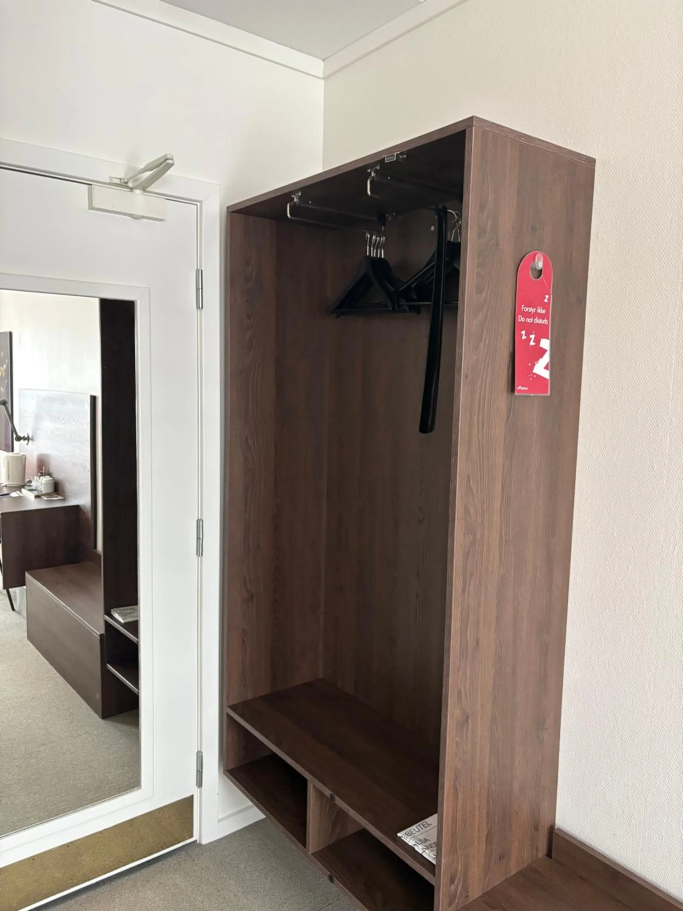 wardrobe, Bed in Montra Odder Parkhotel