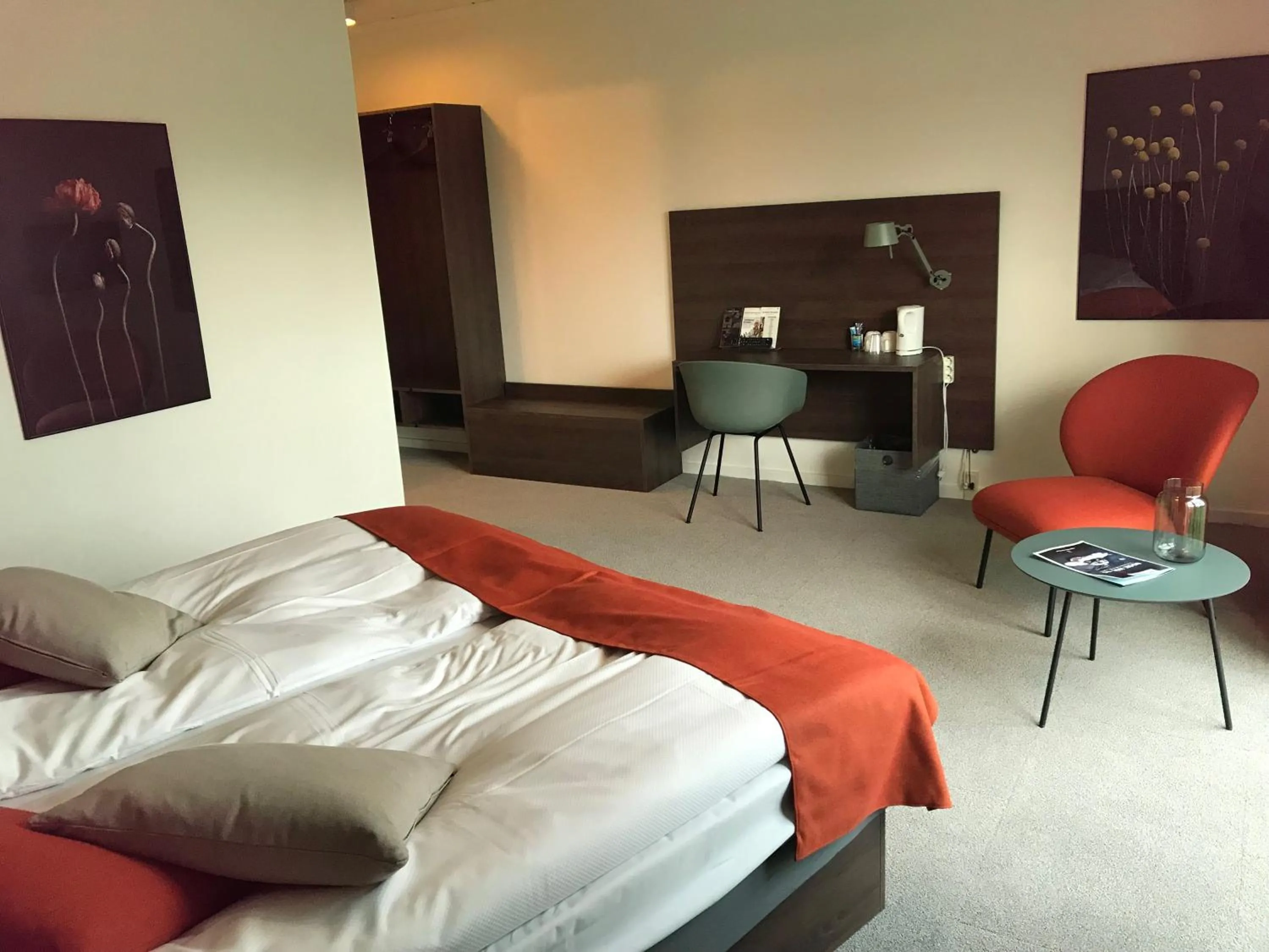 Coffee/tea facilities, Bed in Montra Odder Parkhotel