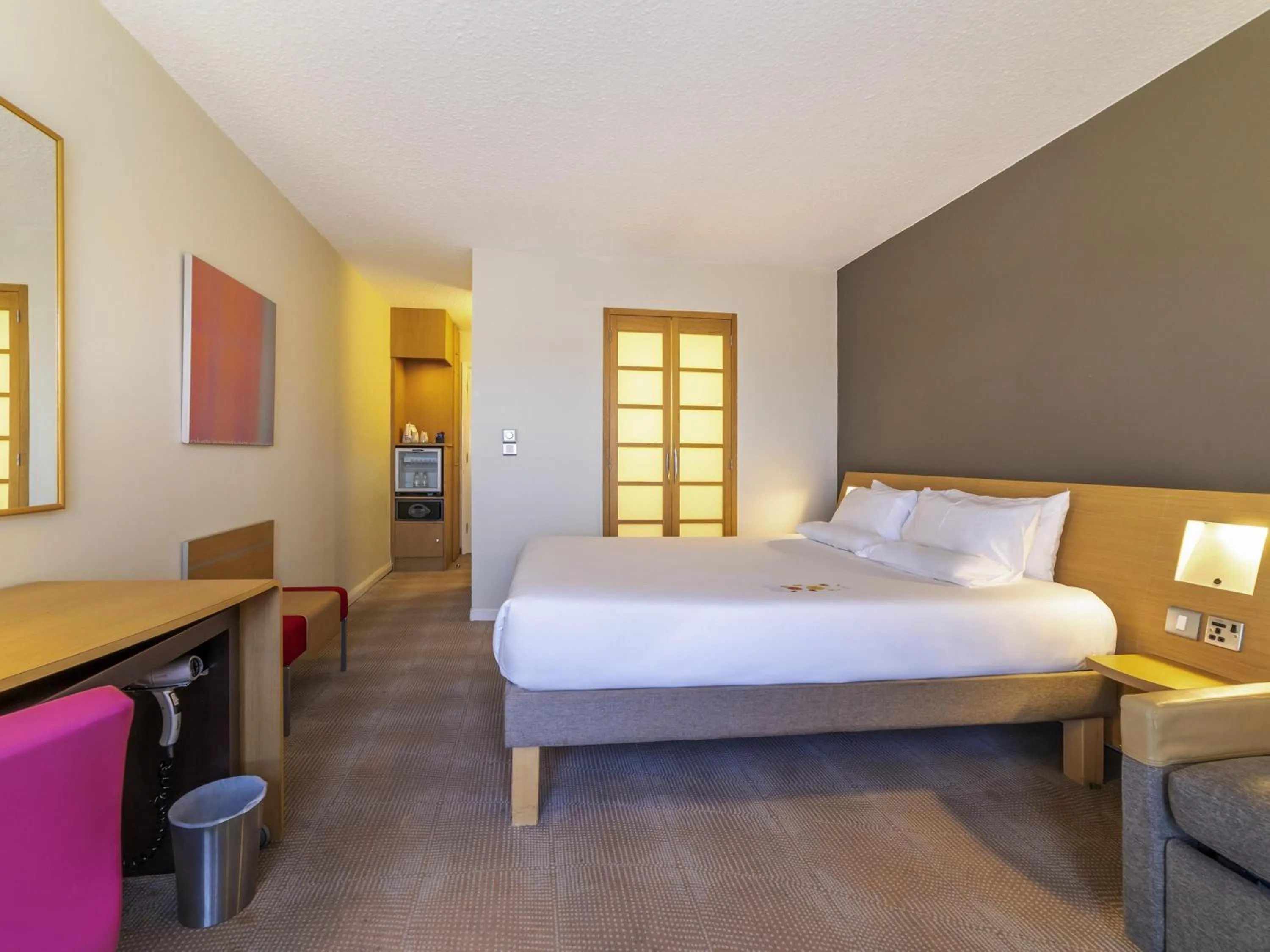 Bedroom, Bed in Novotel Southampton