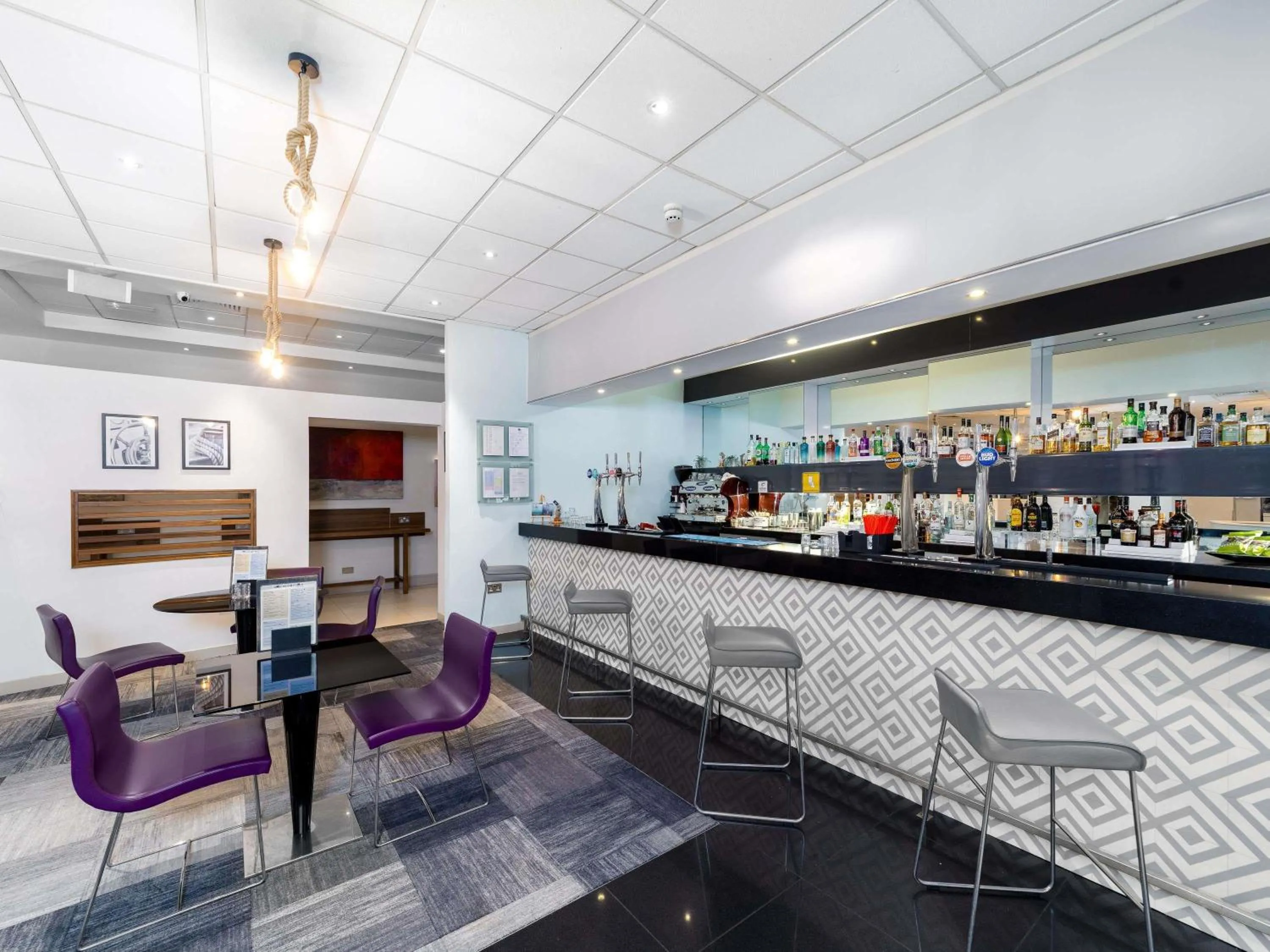 Lounge or bar in Novotel Southampton