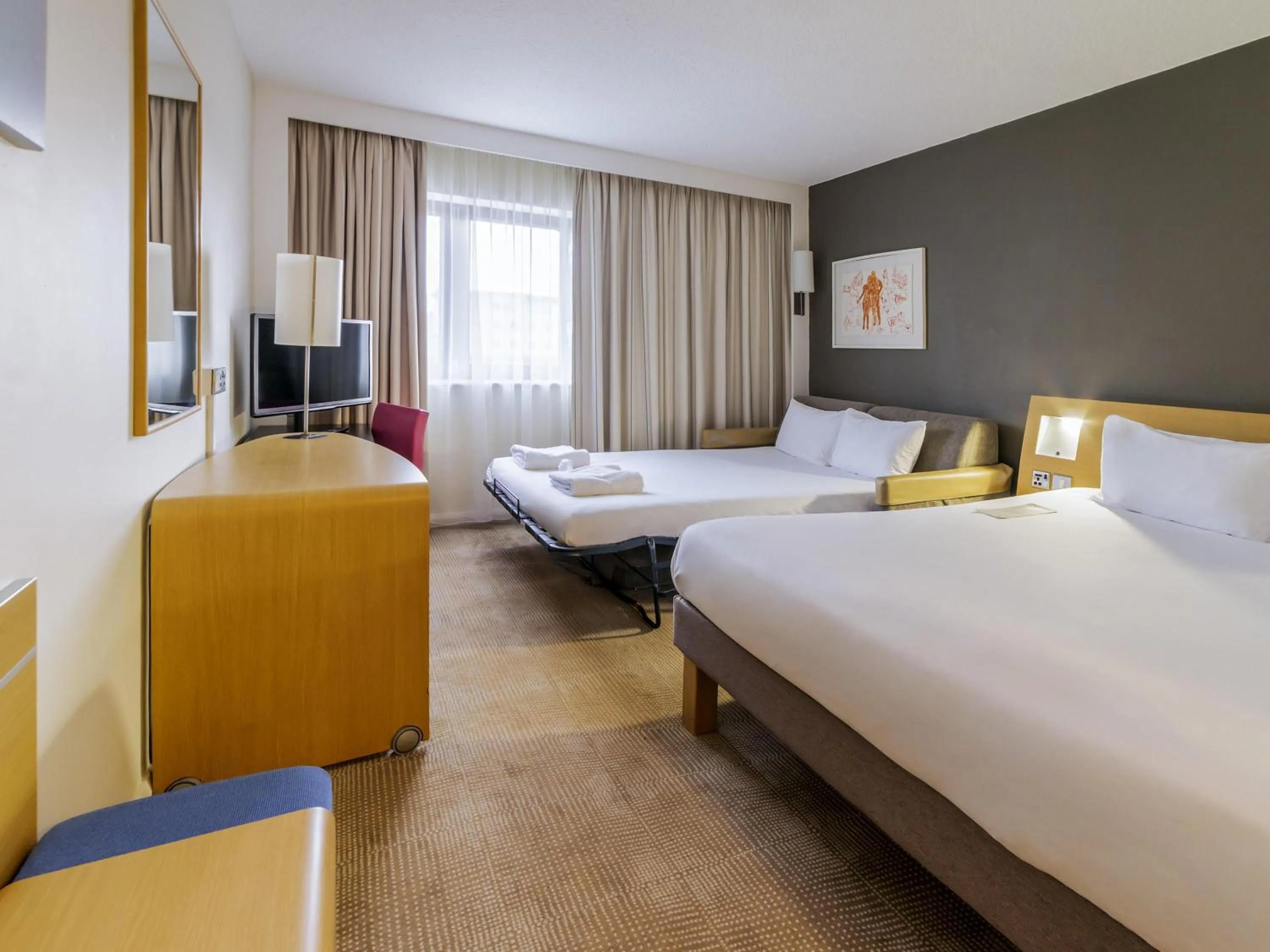 Bedroom, Bed in Novotel Southampton