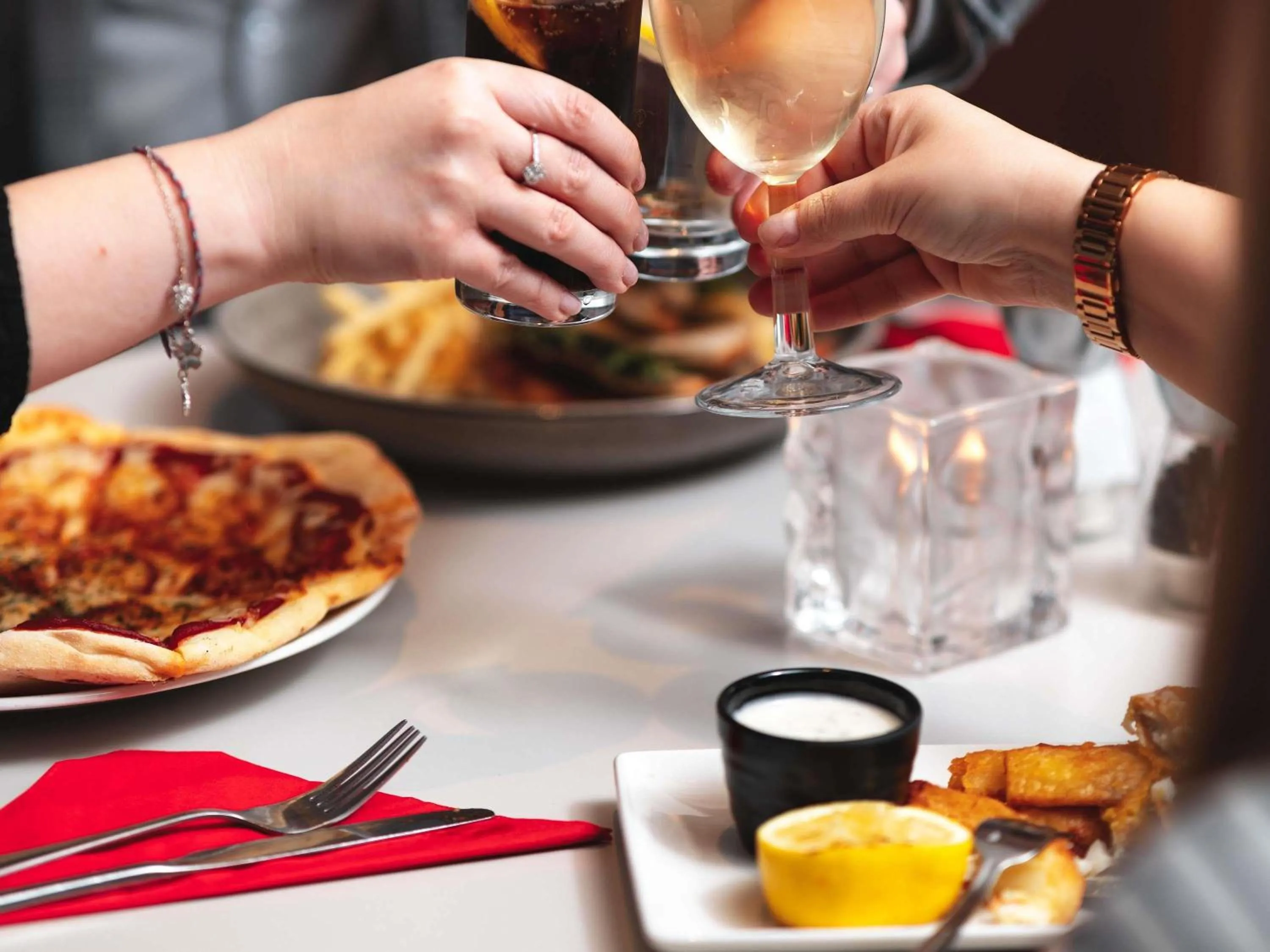 Lounge or bar in Novotel Southampton