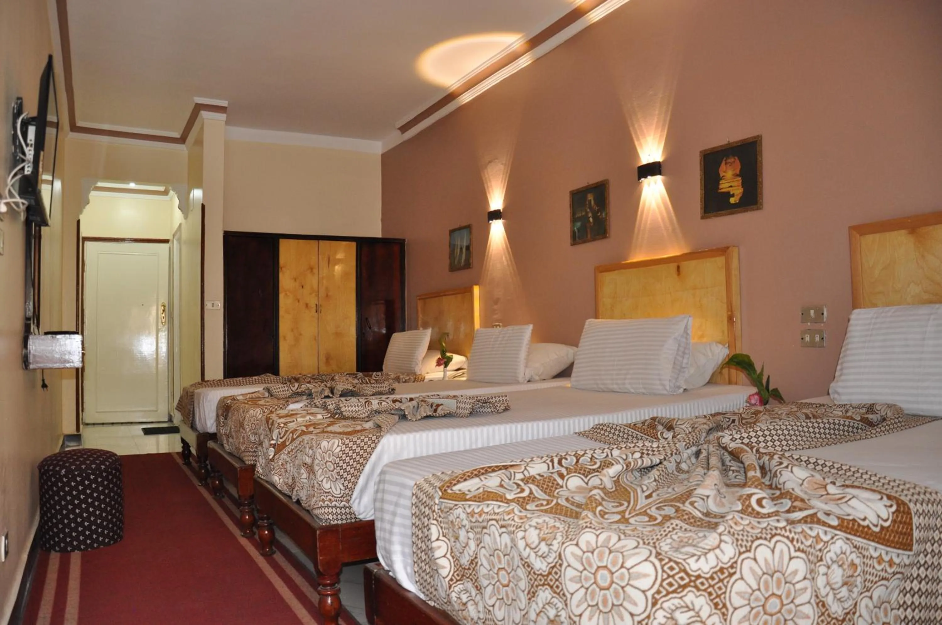 Inner courtyard view, Bed in Shady Hotel Luxor