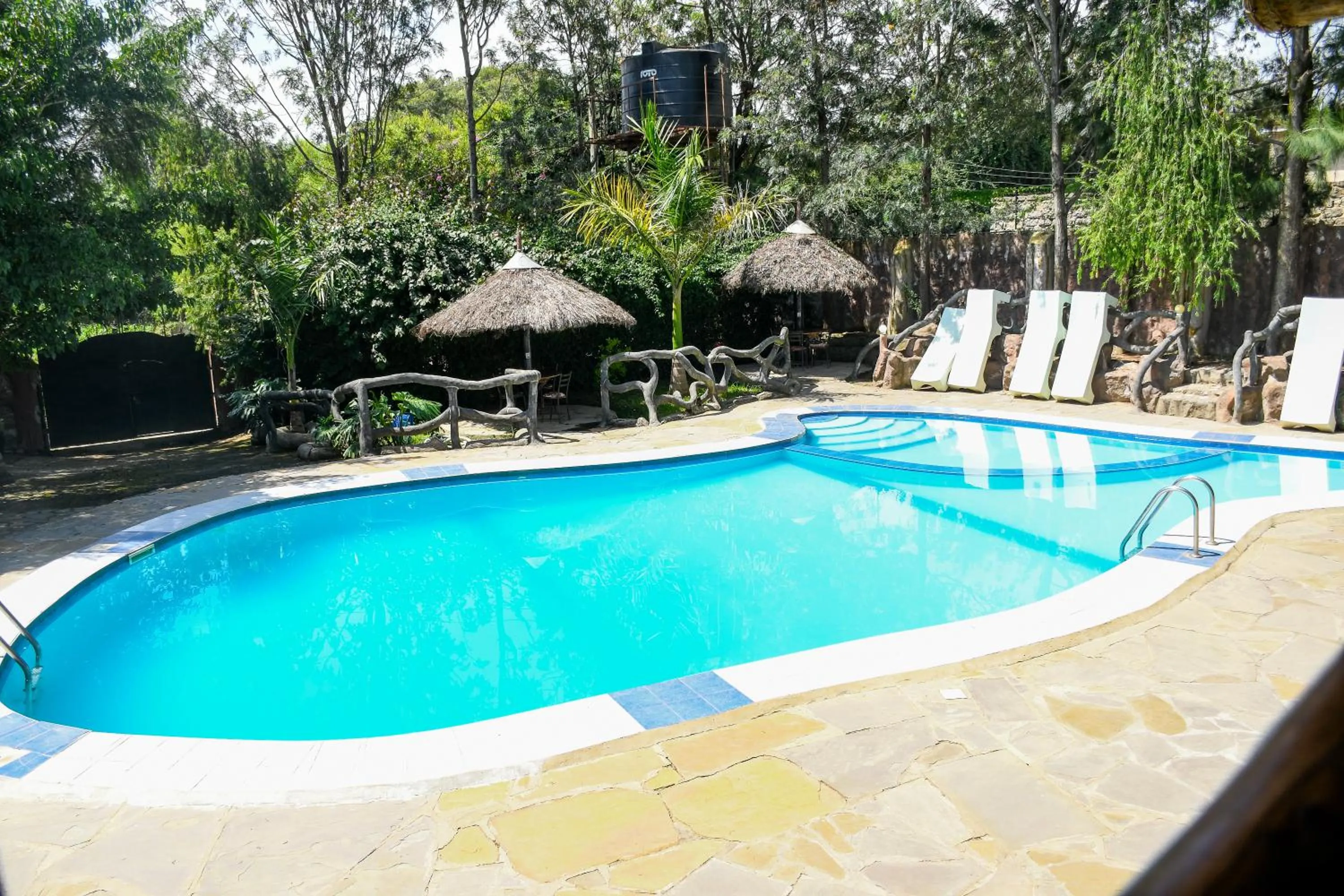Swimming pool in Dovenest Lodge