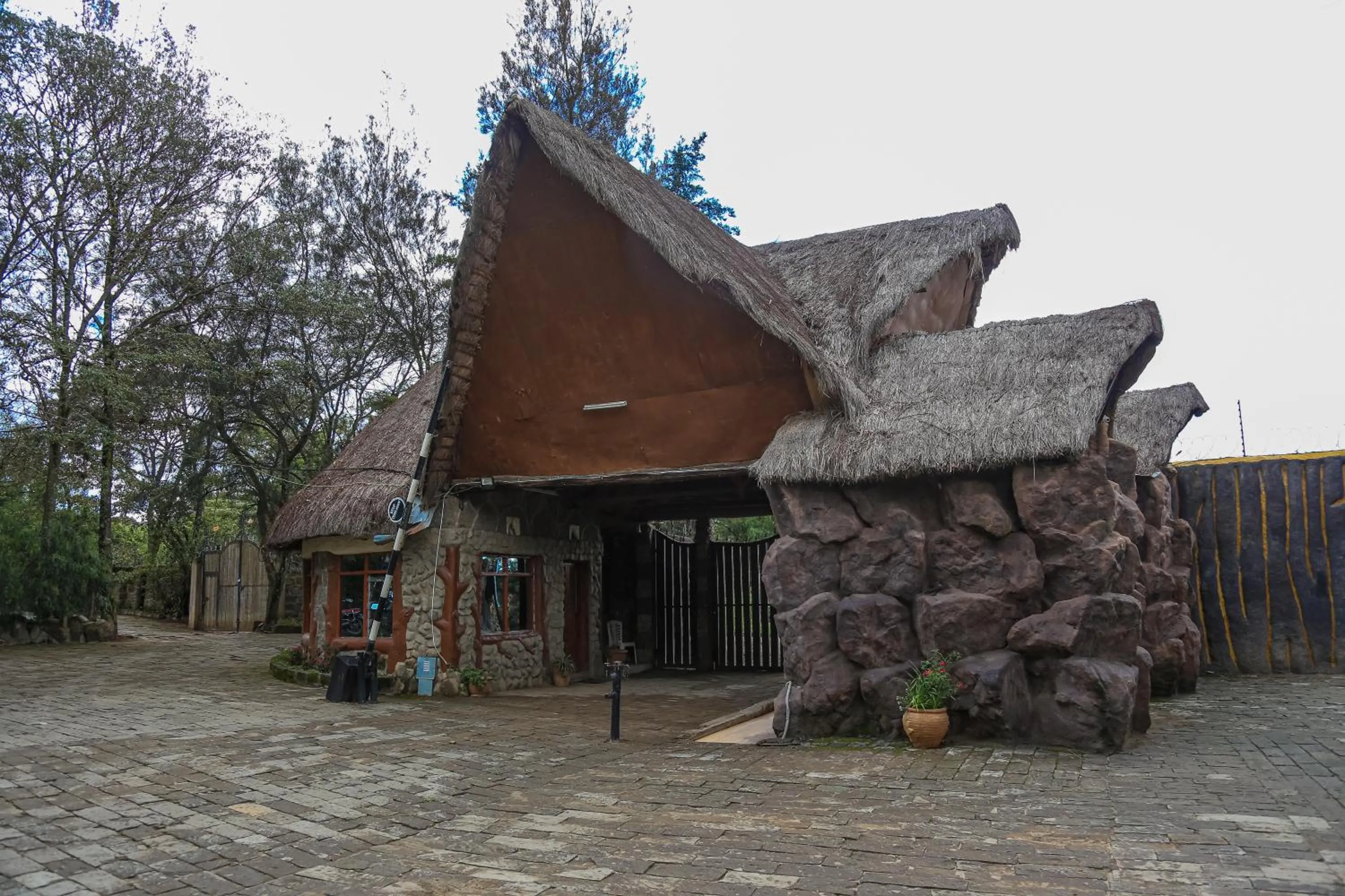 Property building in Dovenest Lodge