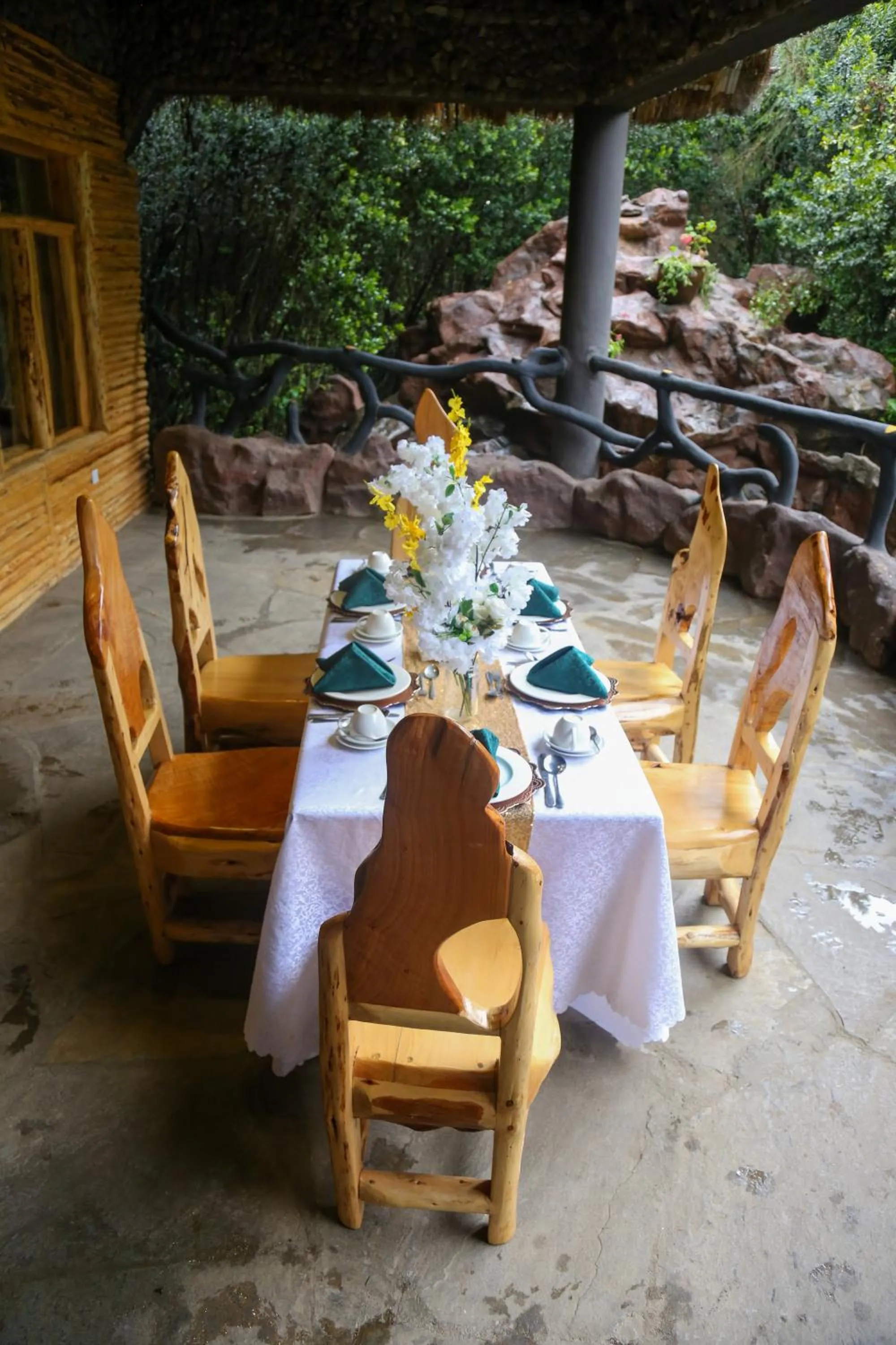 Restaurant/places to eat in Dovenest Lodge