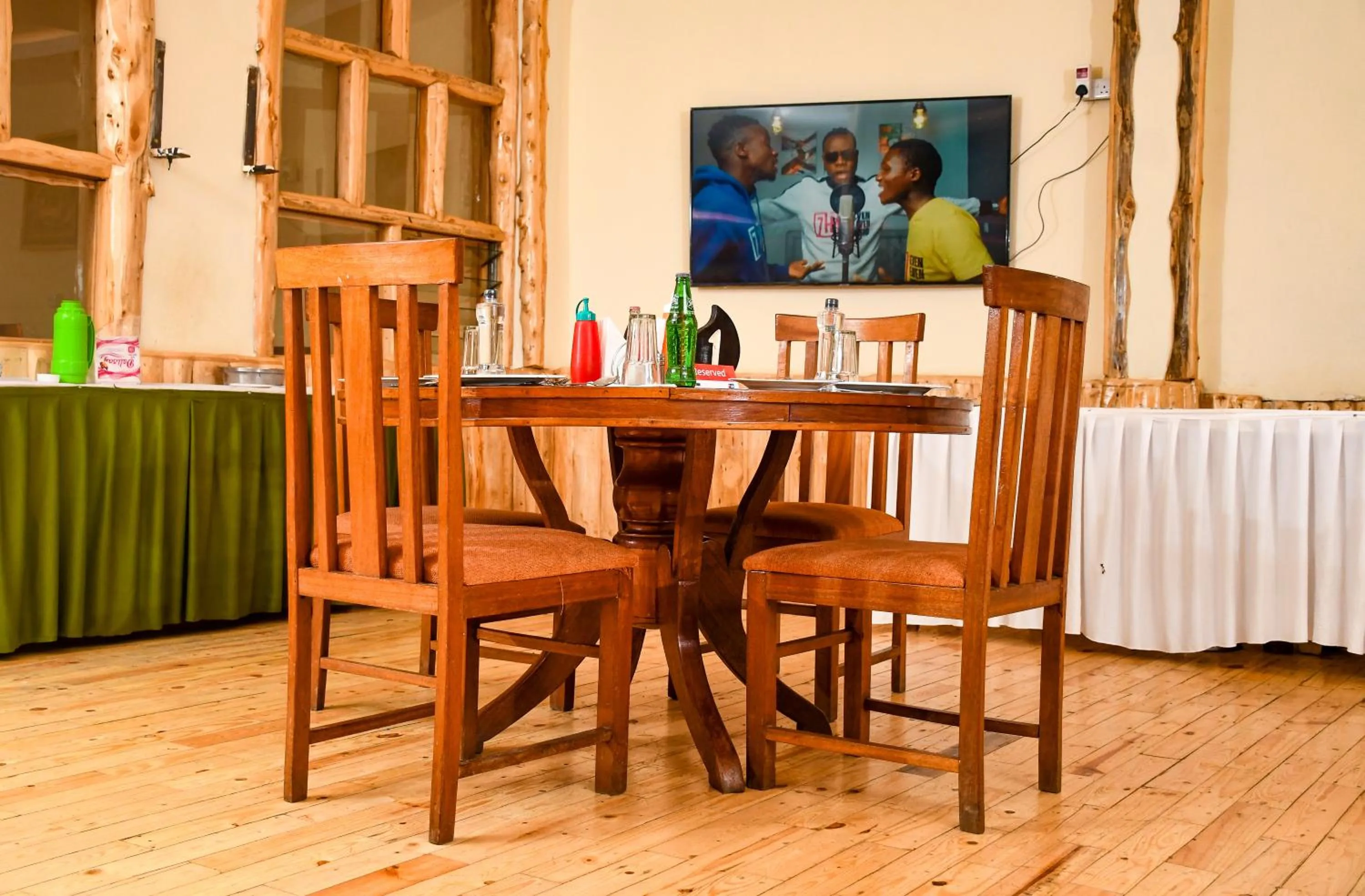 Restaurant/places to eat in Dovenest Lodge