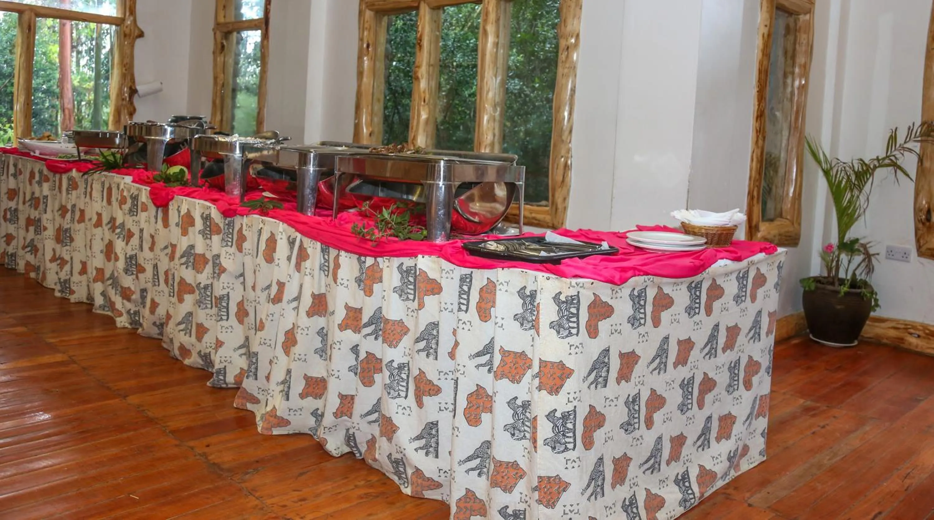 Restaurant/places to eat in Dovenest Lodge