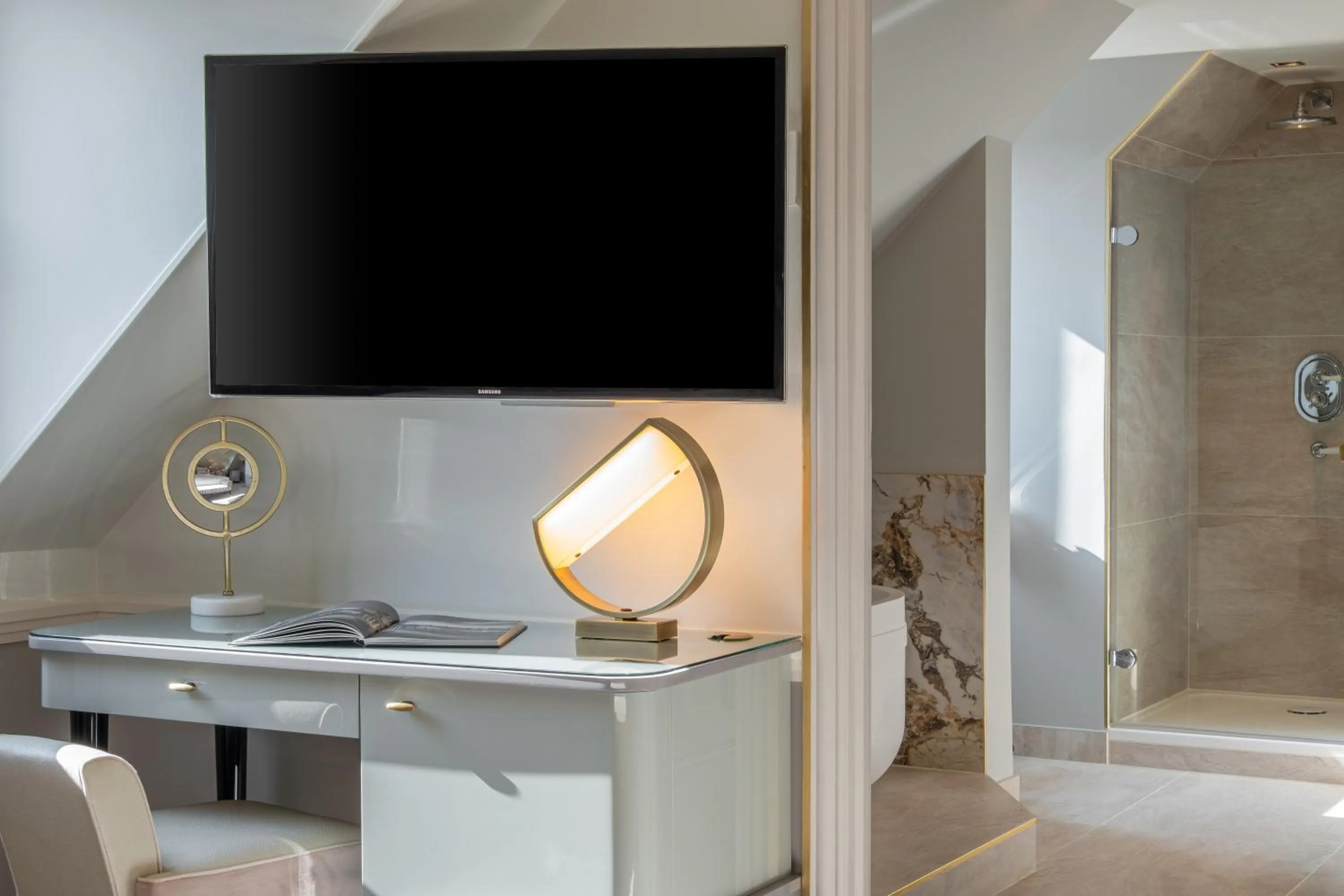 TV and multimedia in Hôtel Elysia by Inwood Hotels