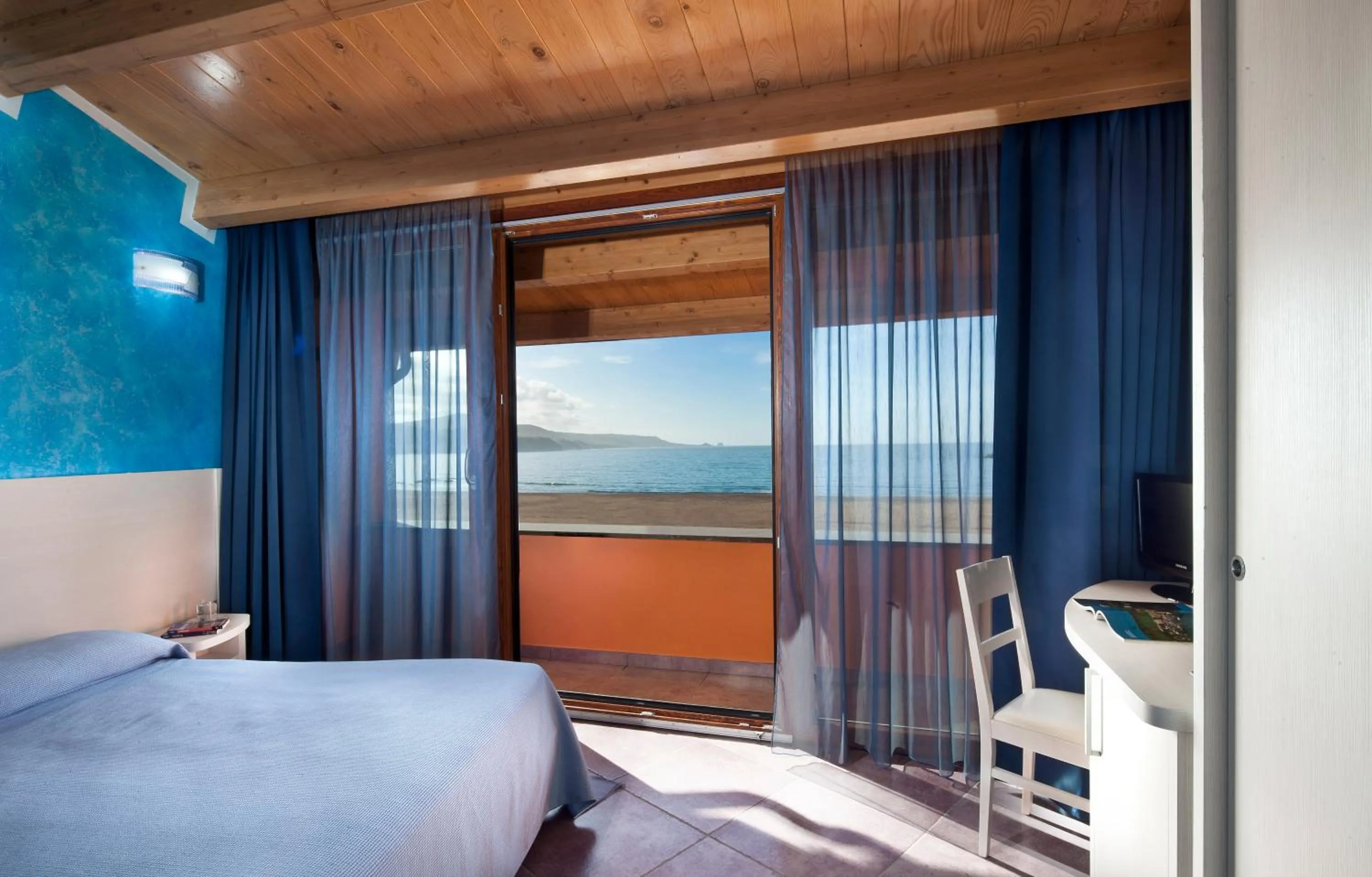 Day, Bed in Hotel Al Gabbiano