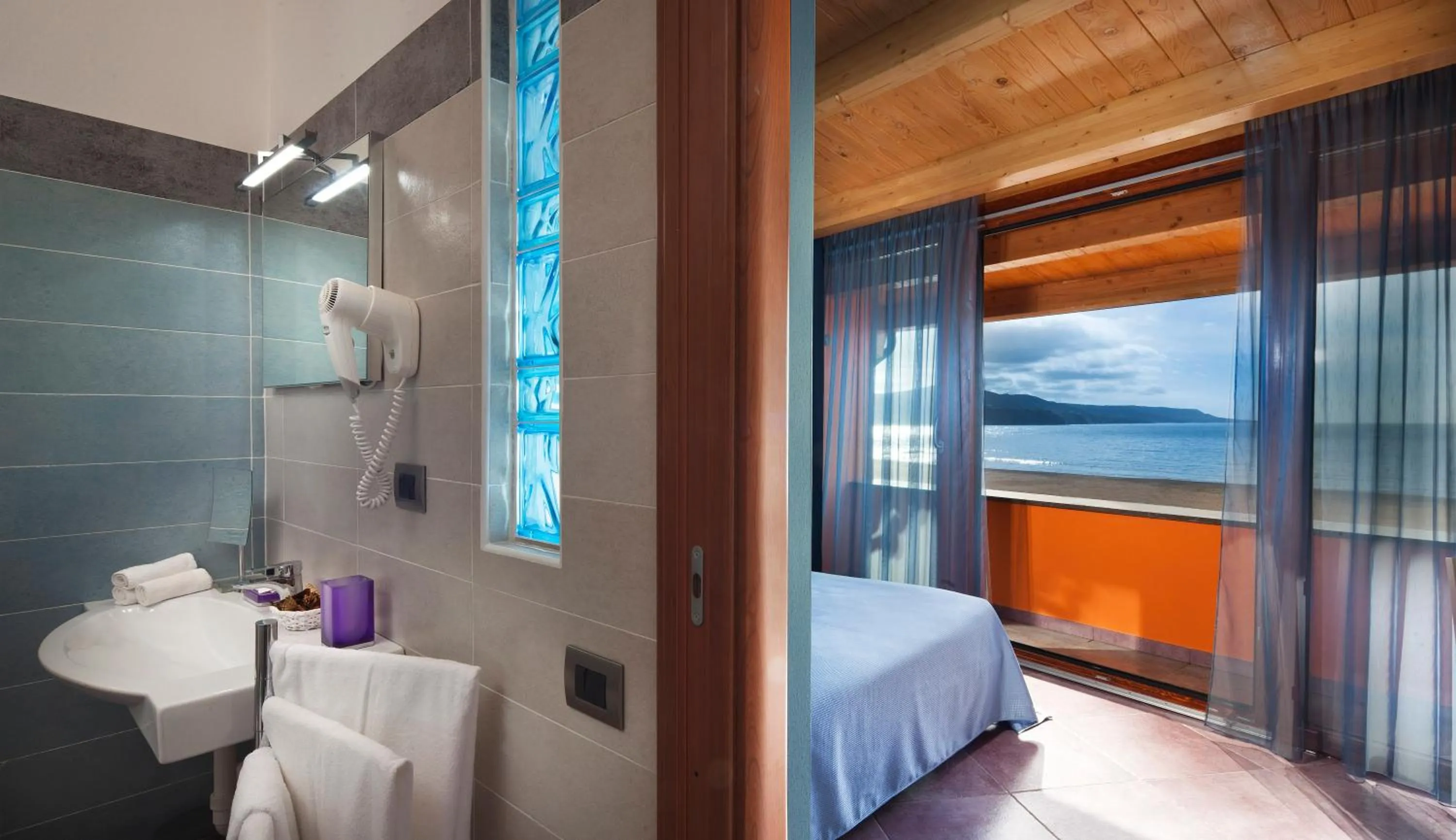 Day, Bed in Hotel Al Gabbiano