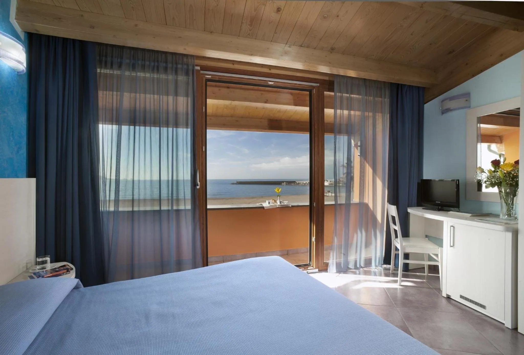 Balcony/Terrace, Bed in Hotel Al Gabbiano