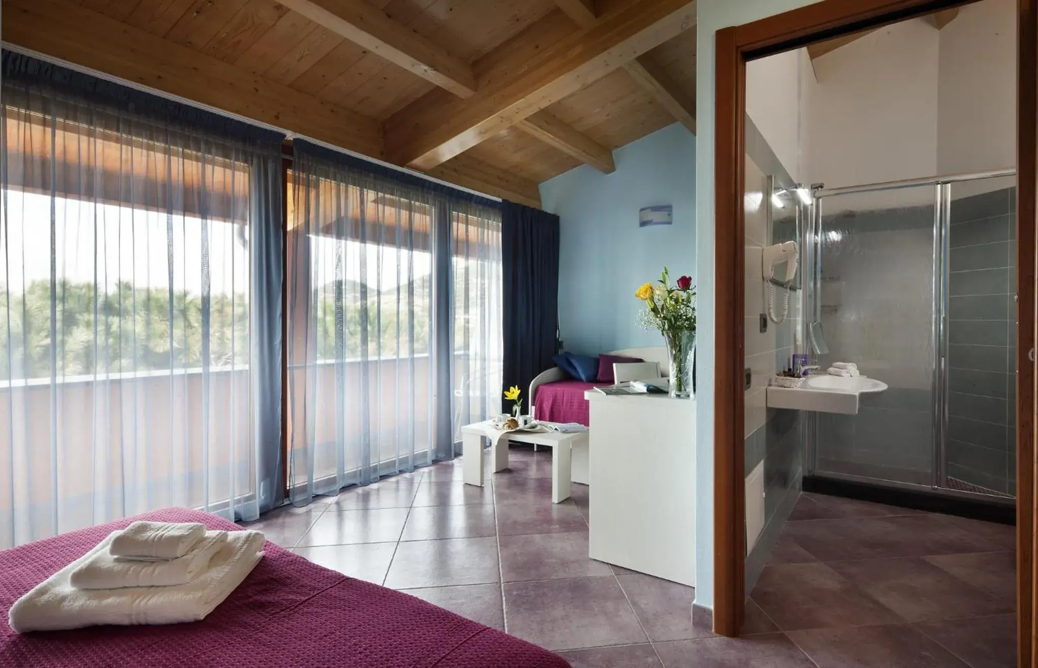 Deluxe Double or Twin Room with Sea View in Hotel Al Gabbiano Deluxe Double or Twin Room with Sea View in Hotel Al Gabbiano