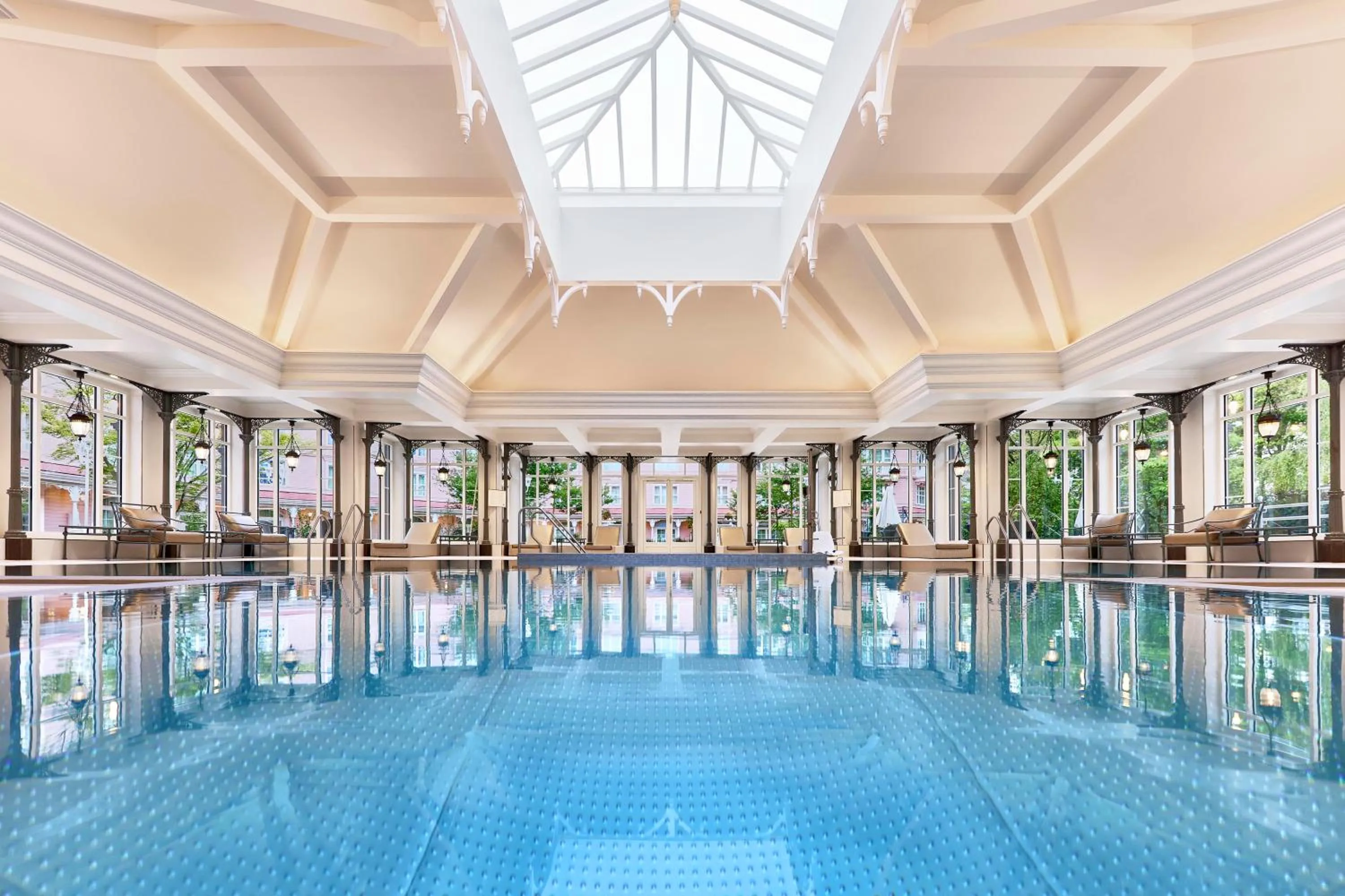 Swimming pool in Disneyland® Hotel