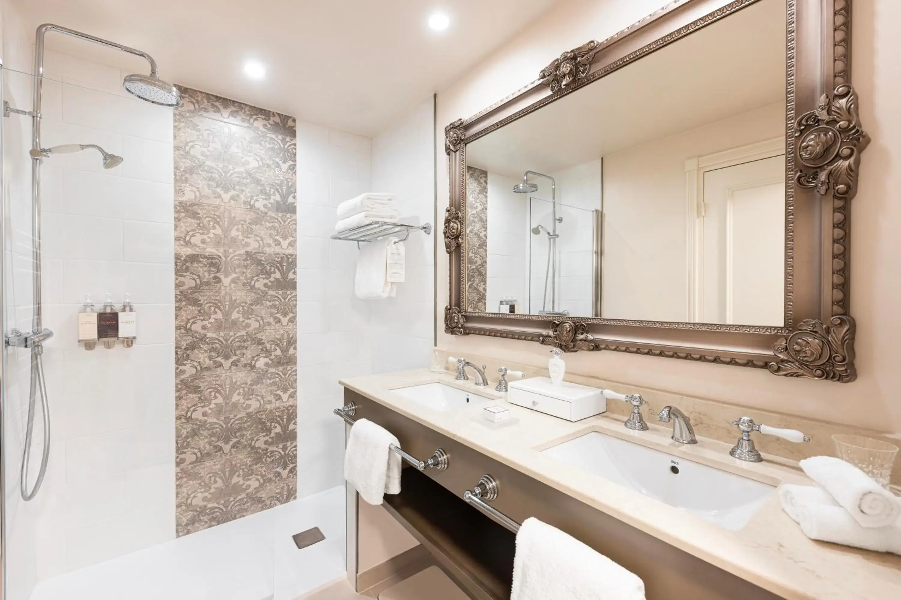 Superior Family Room - single occupancy in Disneyland® Hotel Superior Family Room - single occupancy in Disneyland® Hotel