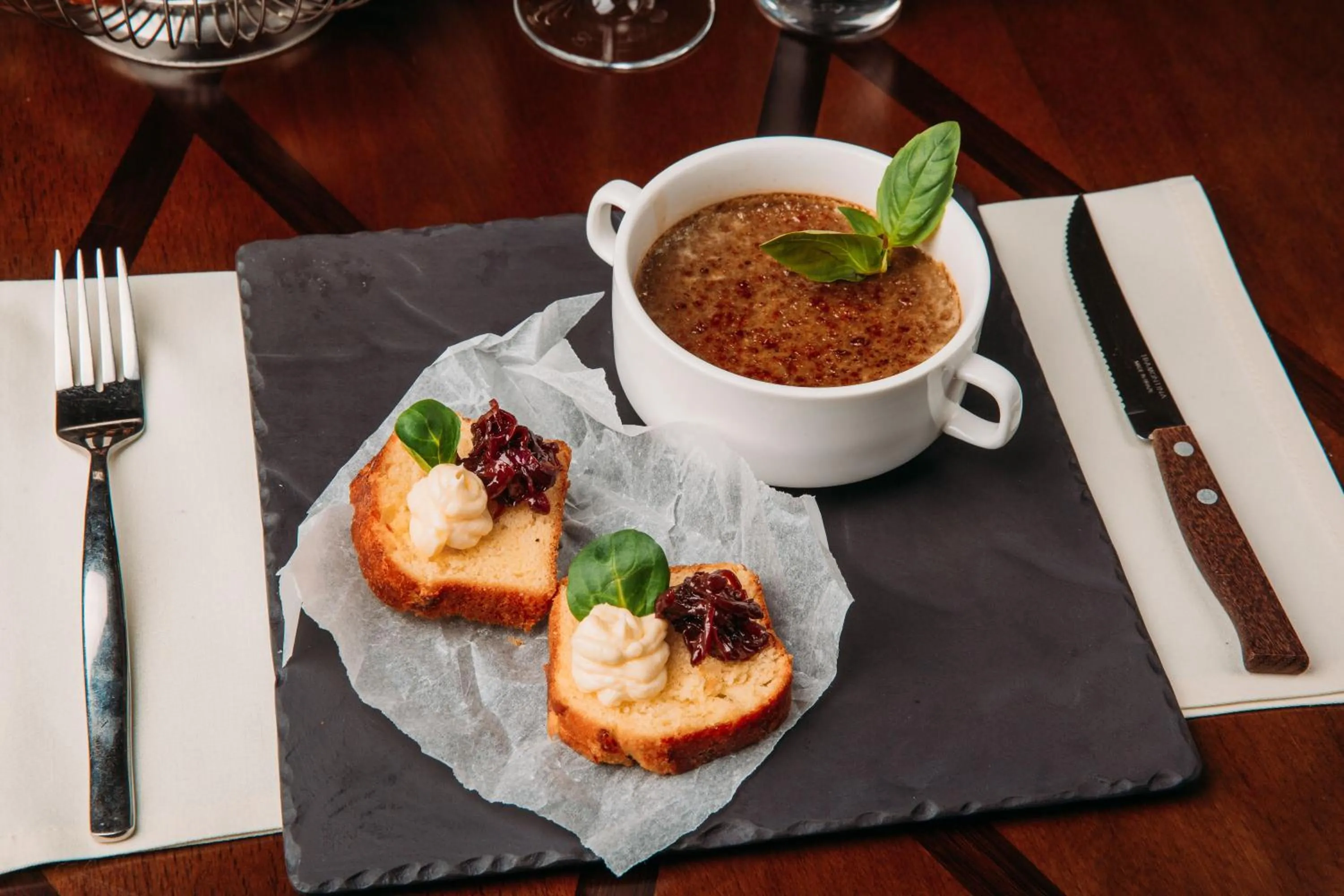 Restaurant/places to eat in Alanda Hotel