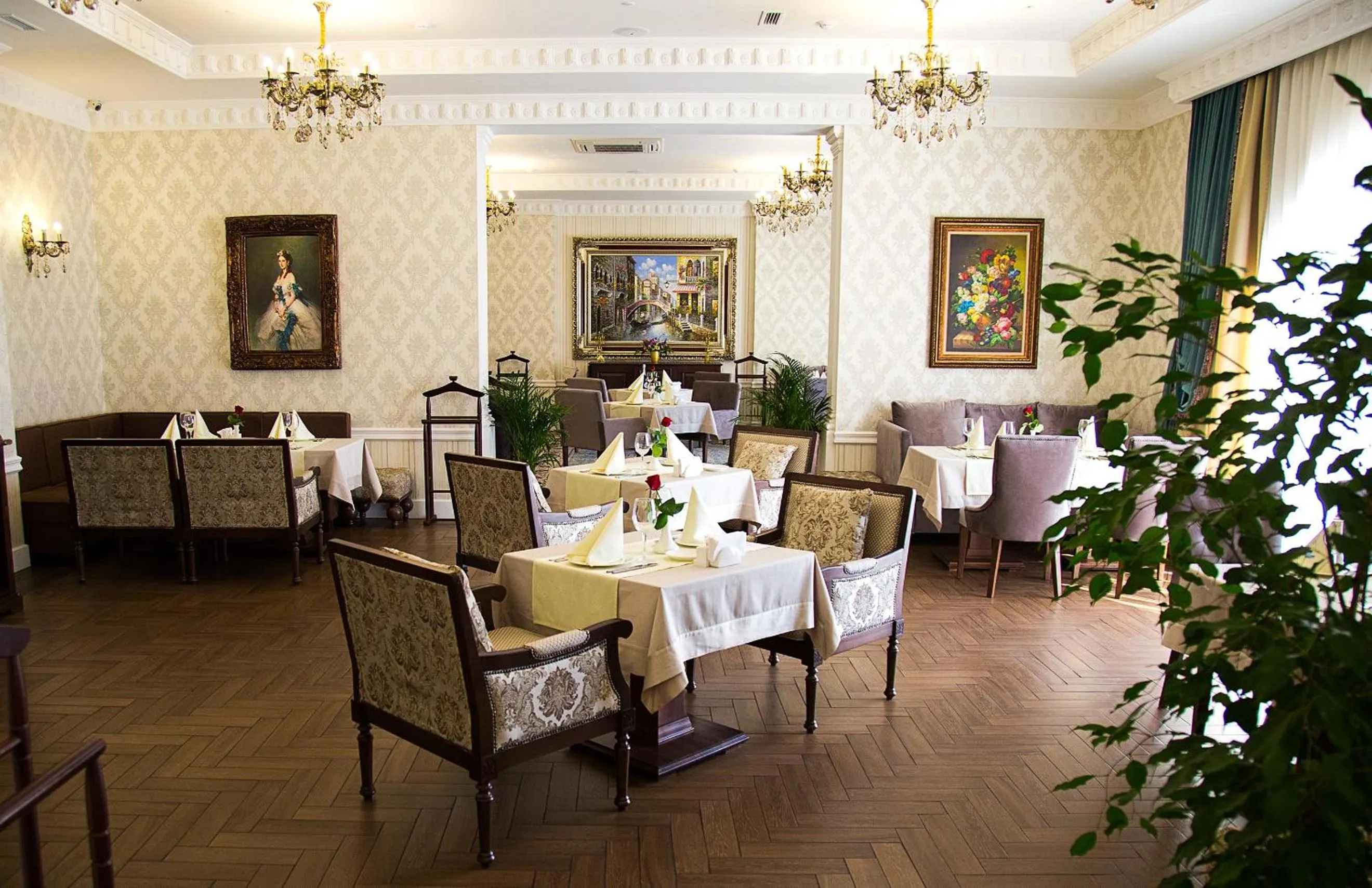 Restaurant/places to eat in Alanda Hotel