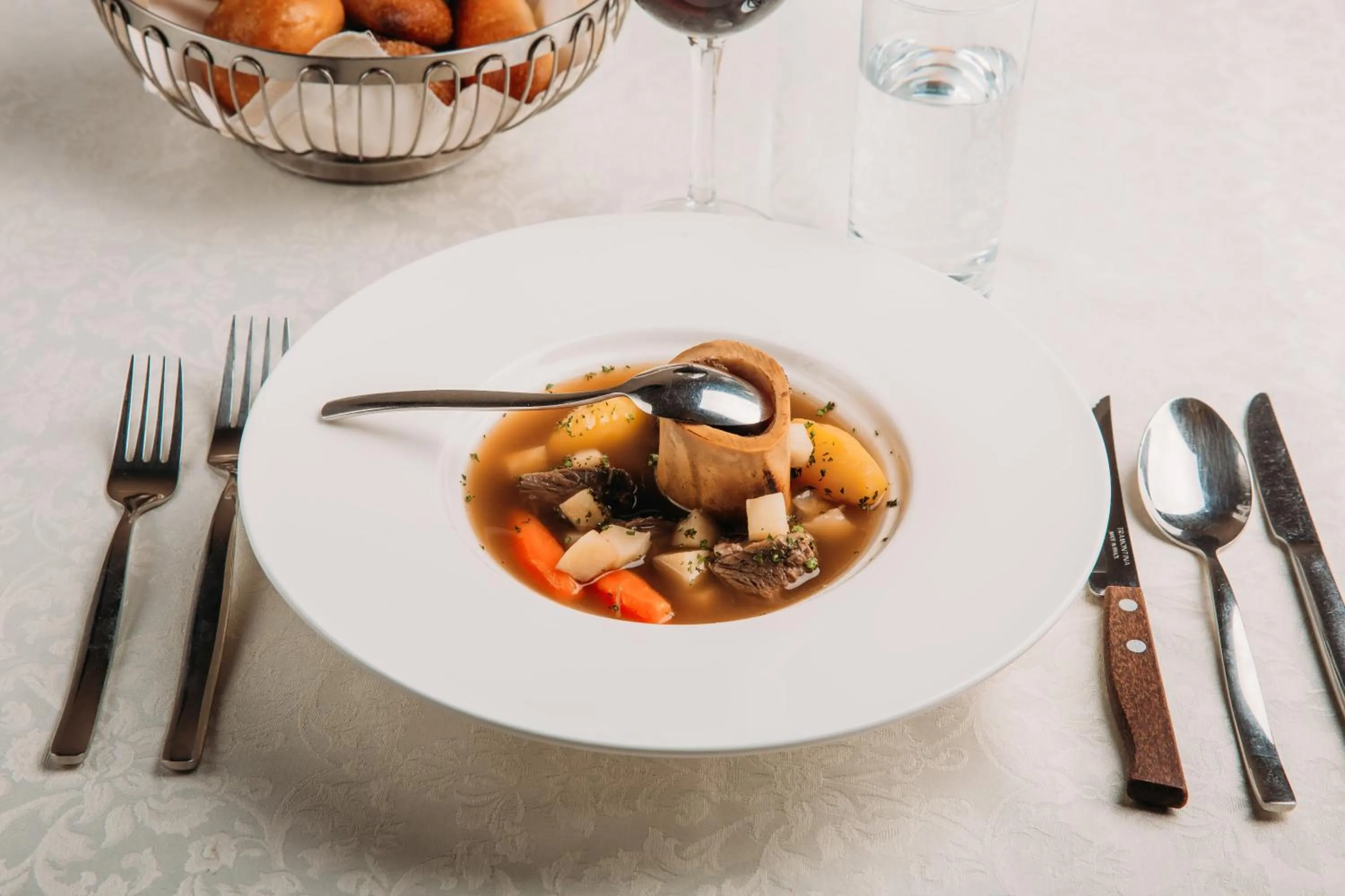 Restaurant/places to eat in Alanda Hotel