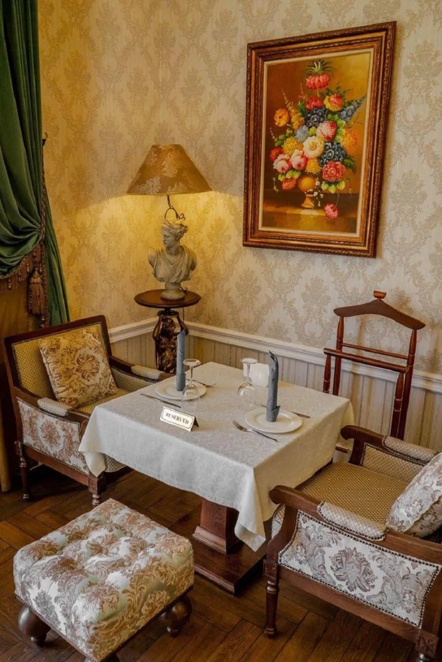 Restaurant/places to eat in Alanda Hotel