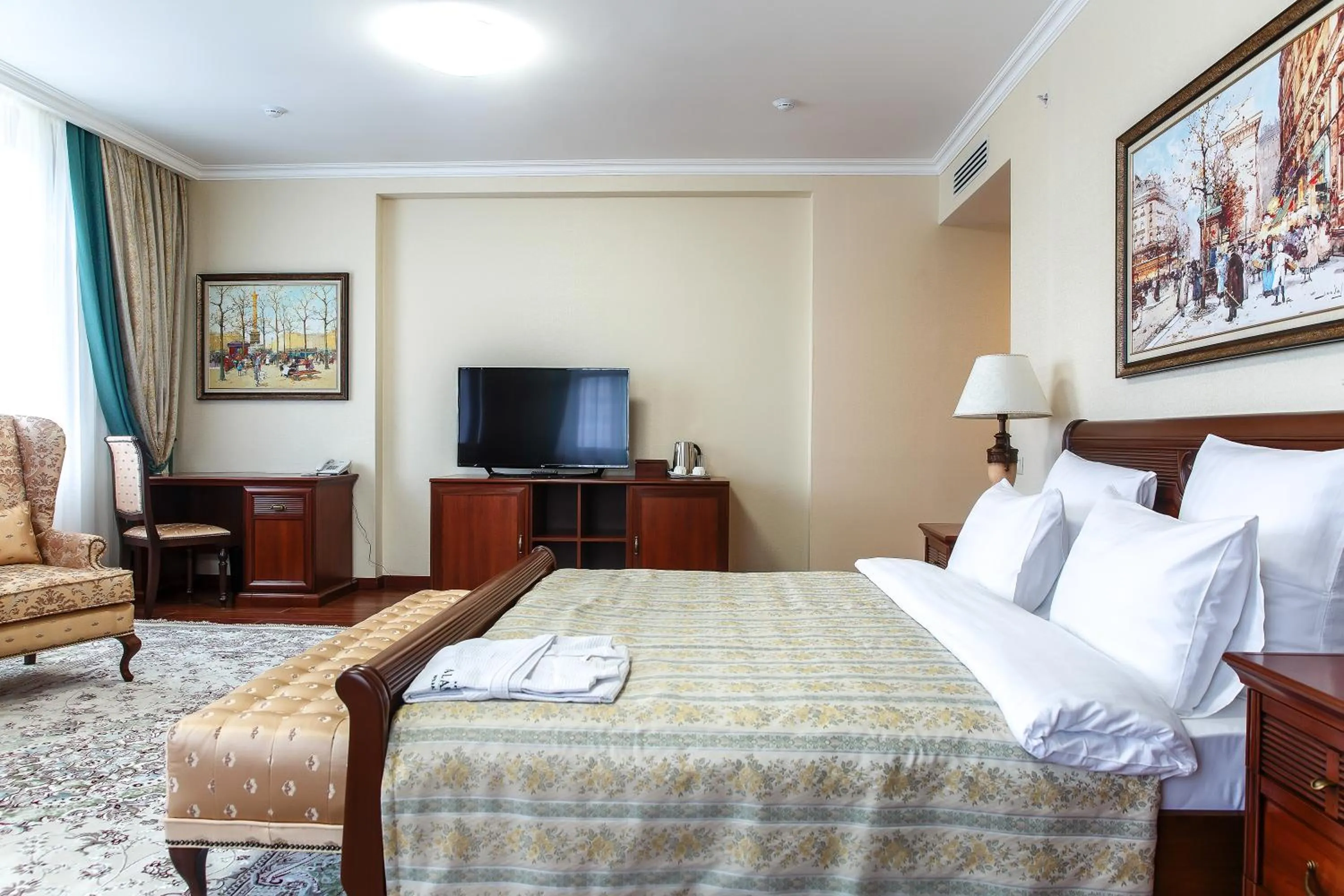Photo of the whole room, Bed in Alanda Hotel