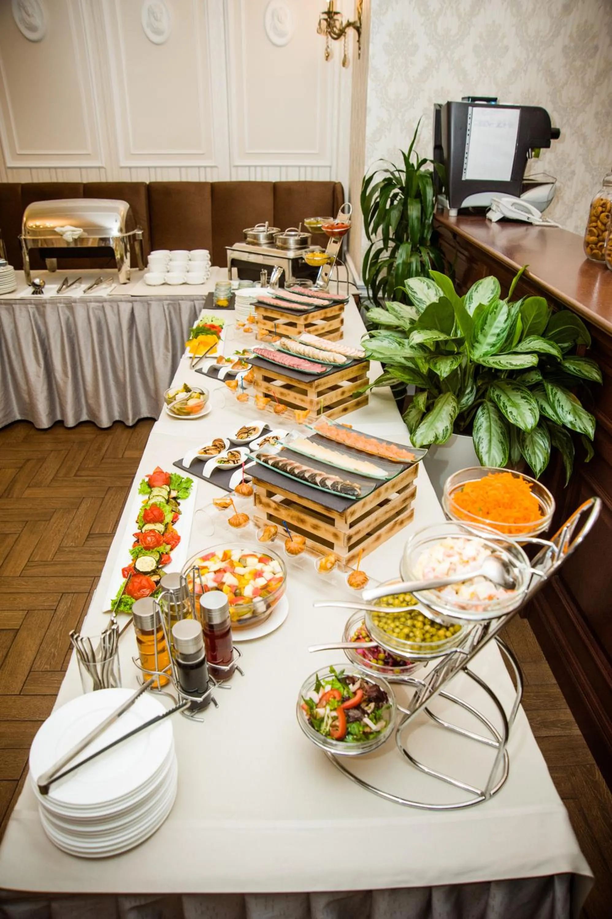 Restaurant/places to eat in Alanda Hotel