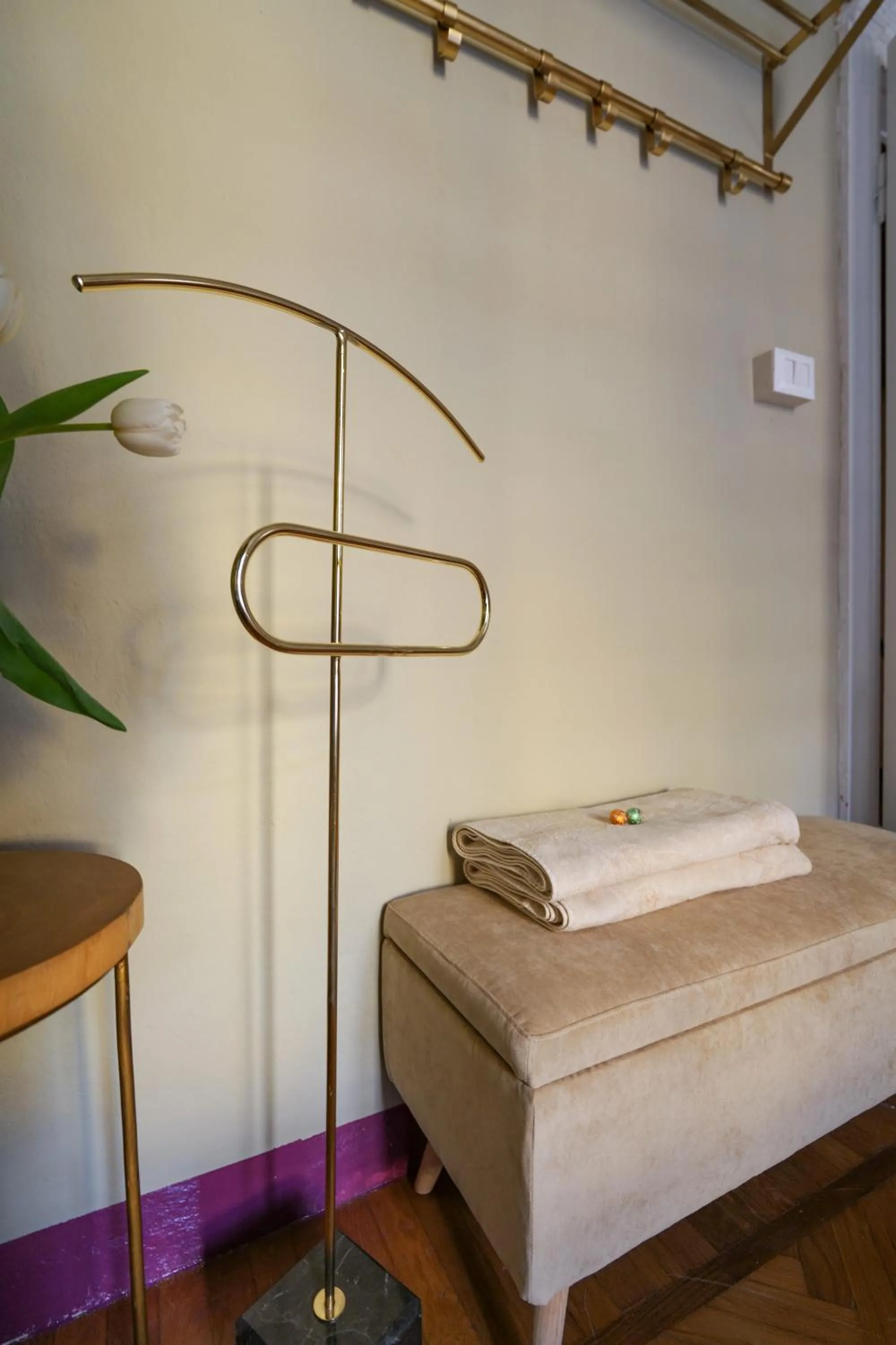 Photo of the whole room, Bed in House of Frames