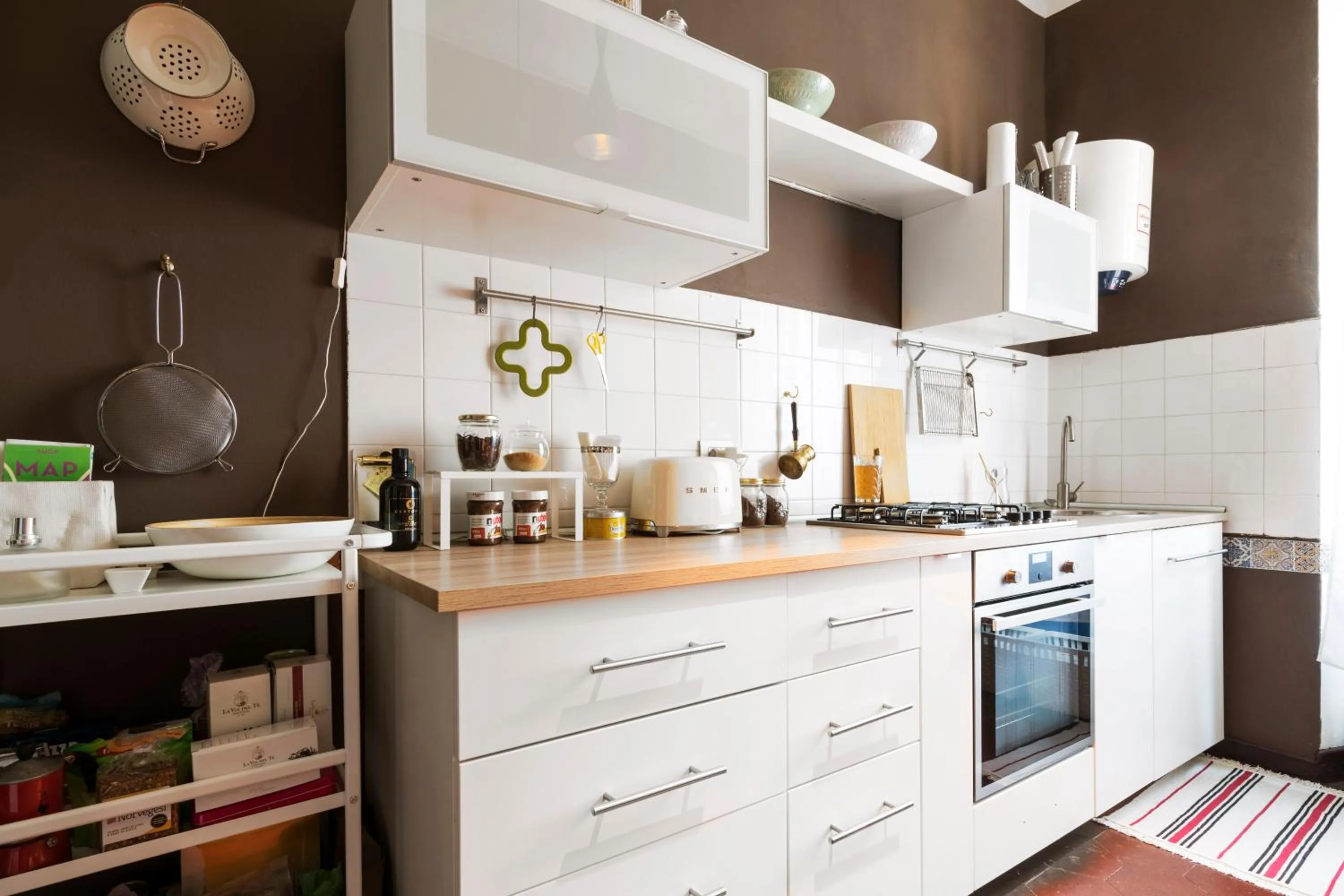 Communal kitchen in House of Frames