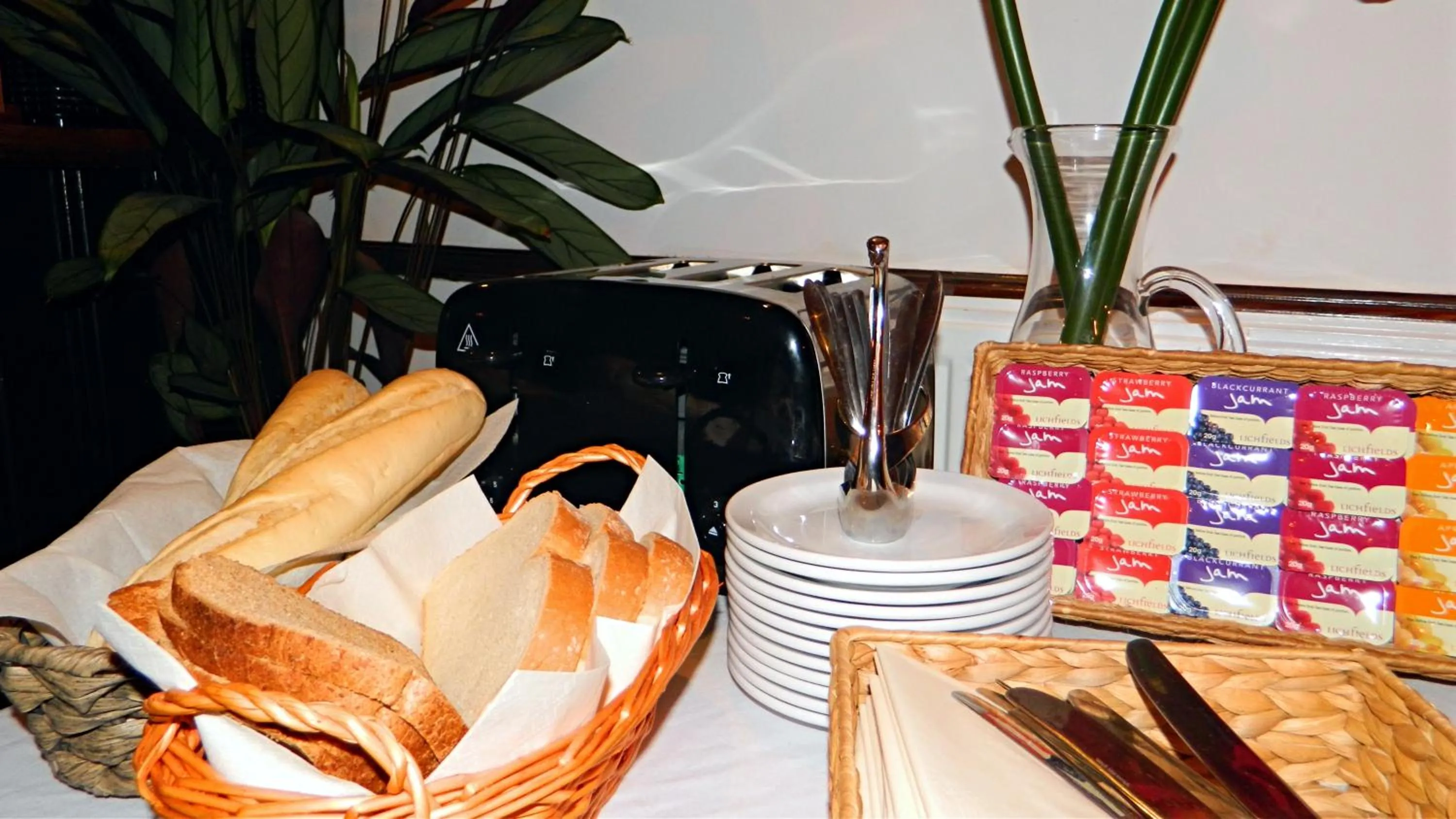 Breakfast in Kings Head Inn, Warwick