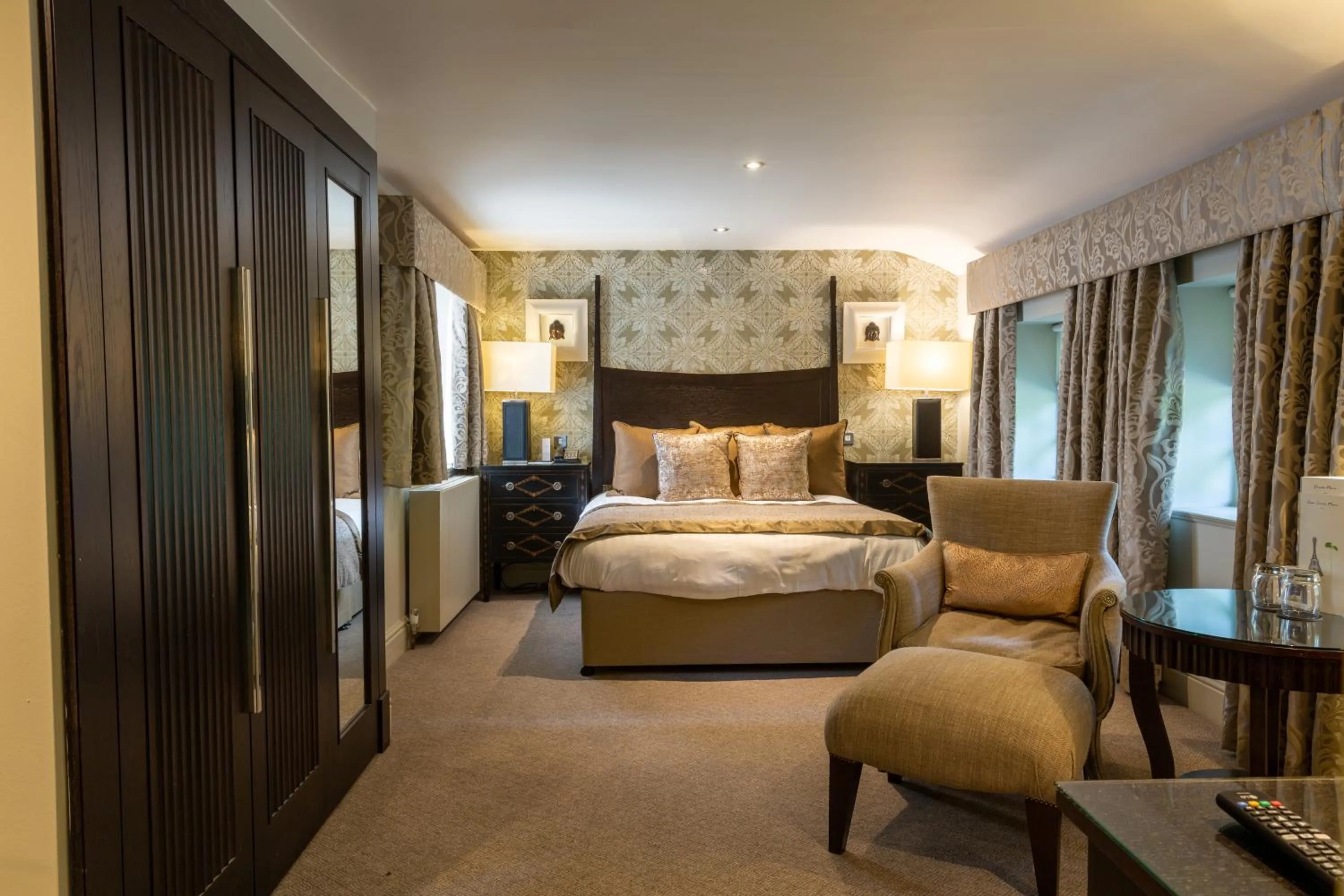 TV and multimedia, Bed in Wood Hall Hotel & Spa