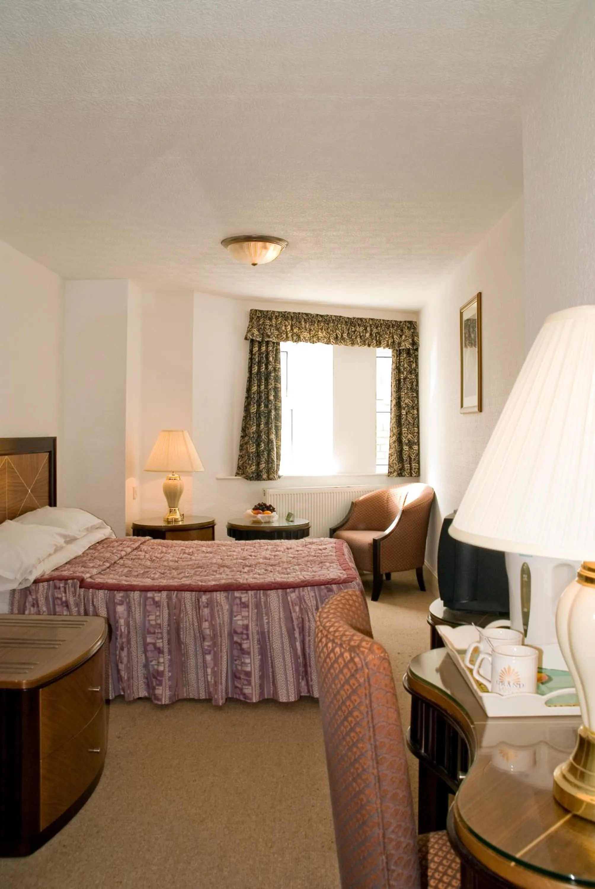 Bed in The Metropole Hotel