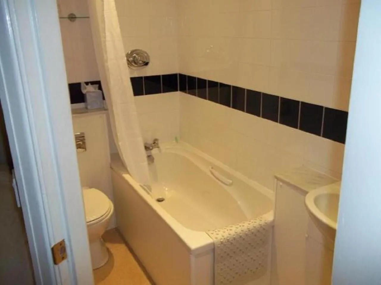 Bathroom in The Metropole Hotel