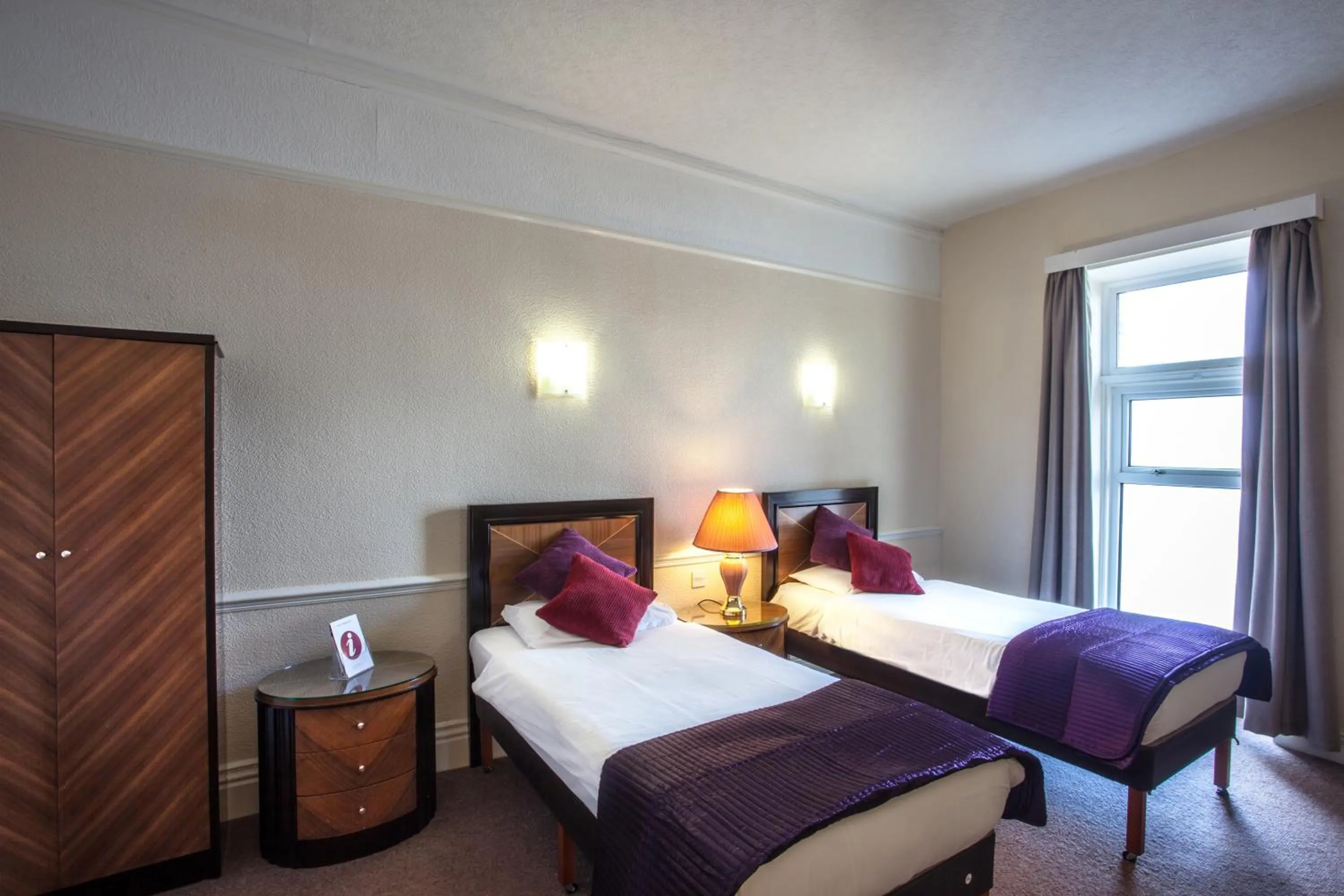 Bed in The Metropole Hotel