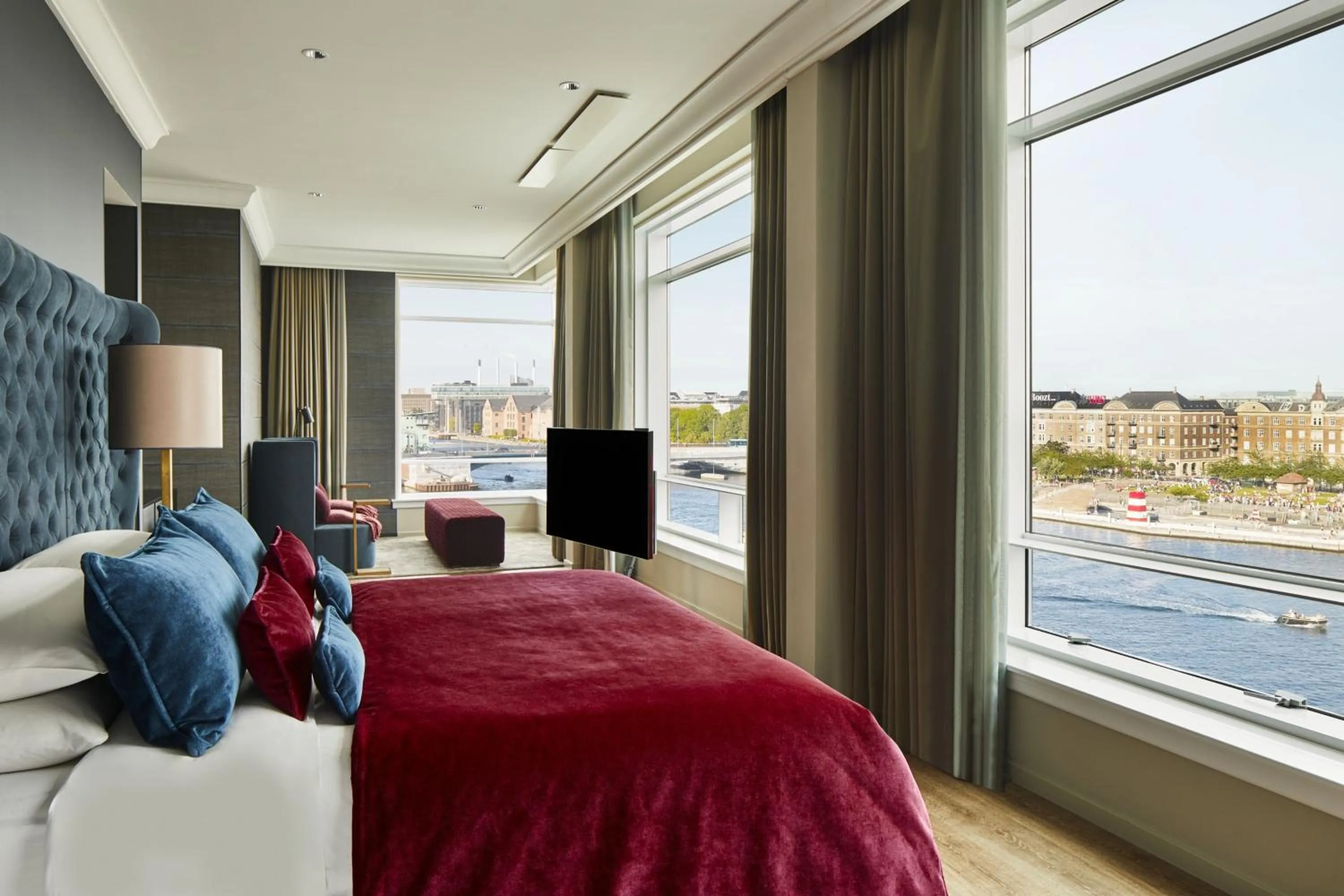 Photo of the whole room, Bed in Copenhagen Marriott Hotel