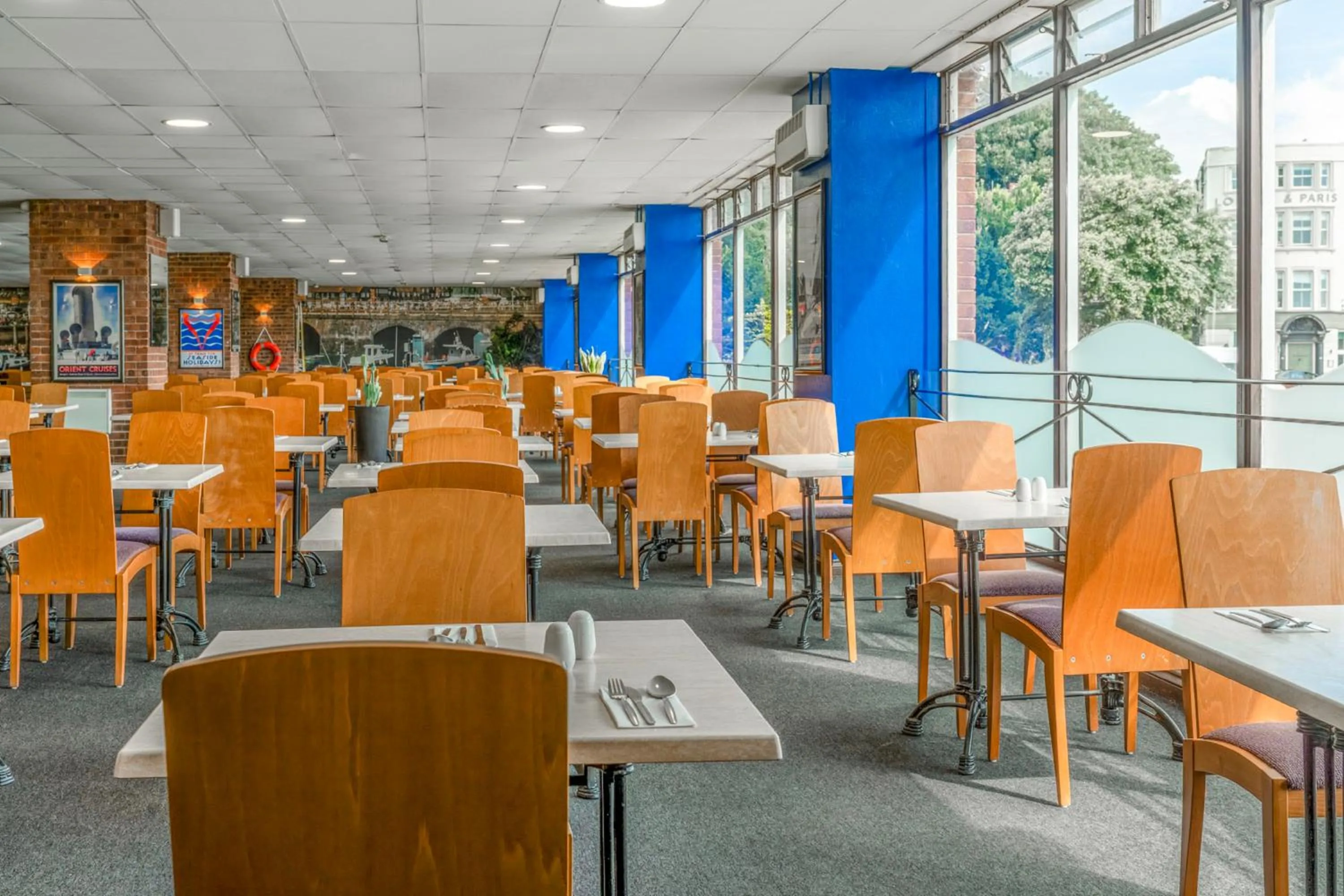 Restaurant/places to eat in The Grand Burstin Hotel