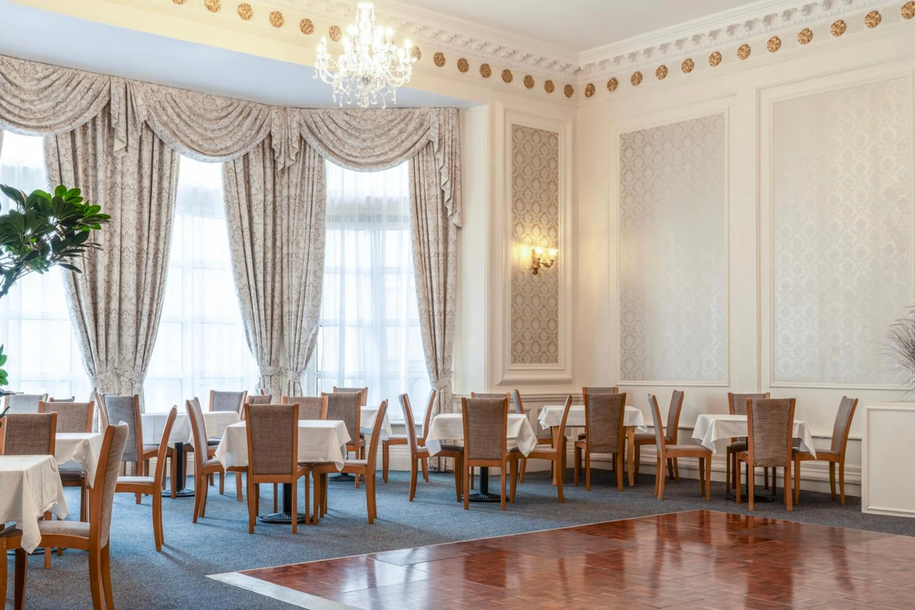 Restaurant/places to eat in The Grand Burstin Hotel