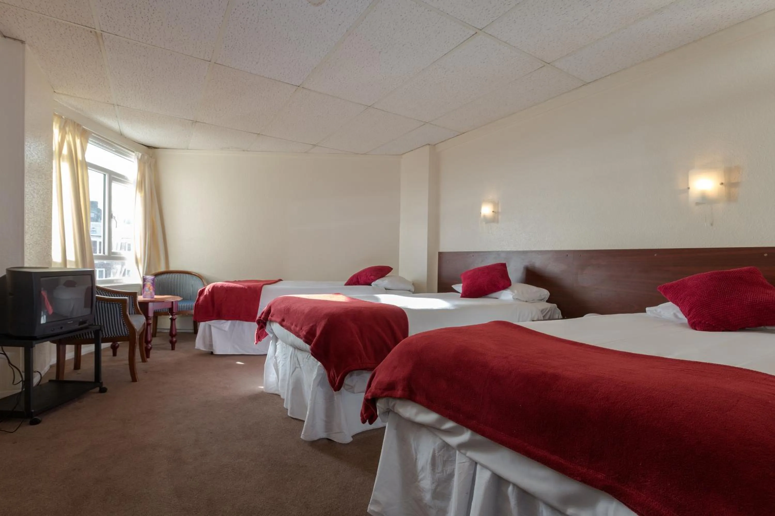 Bedroom, Bed in The Grand Burstin Hotel