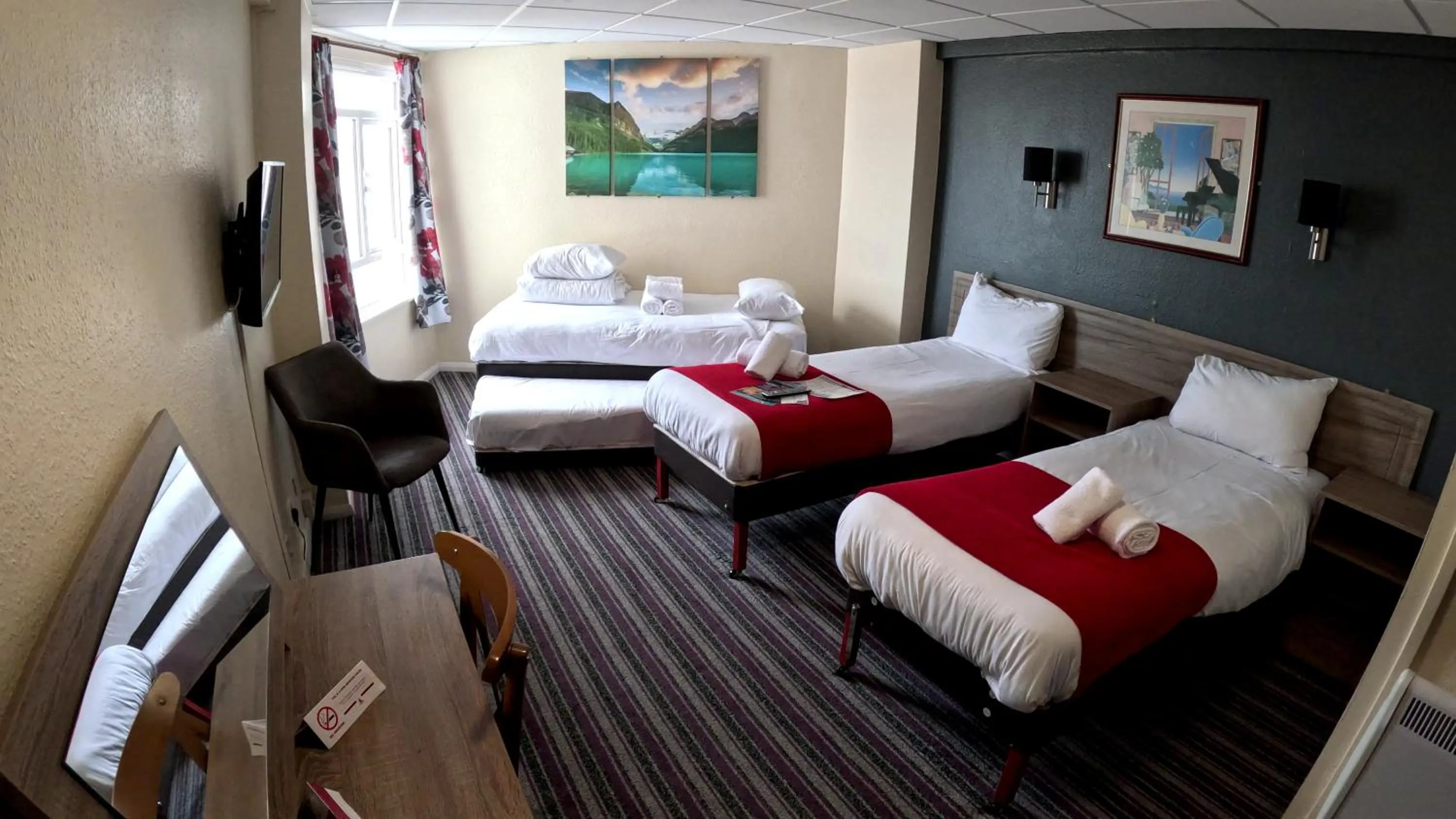 Bedroom, Bed in The Grand Burstin Hotel