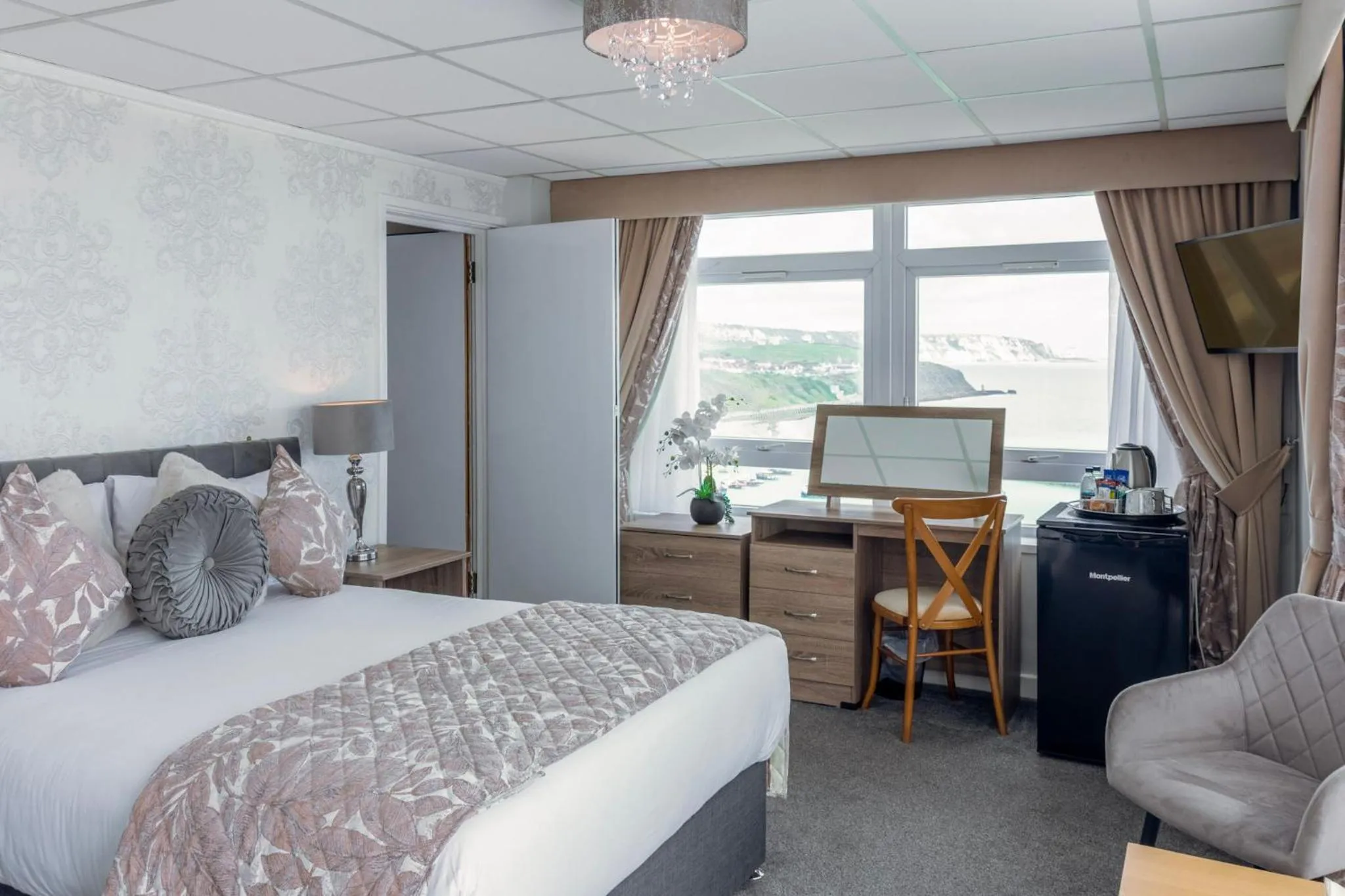 Bedroom, Bed in The Grand Burstin Hotel