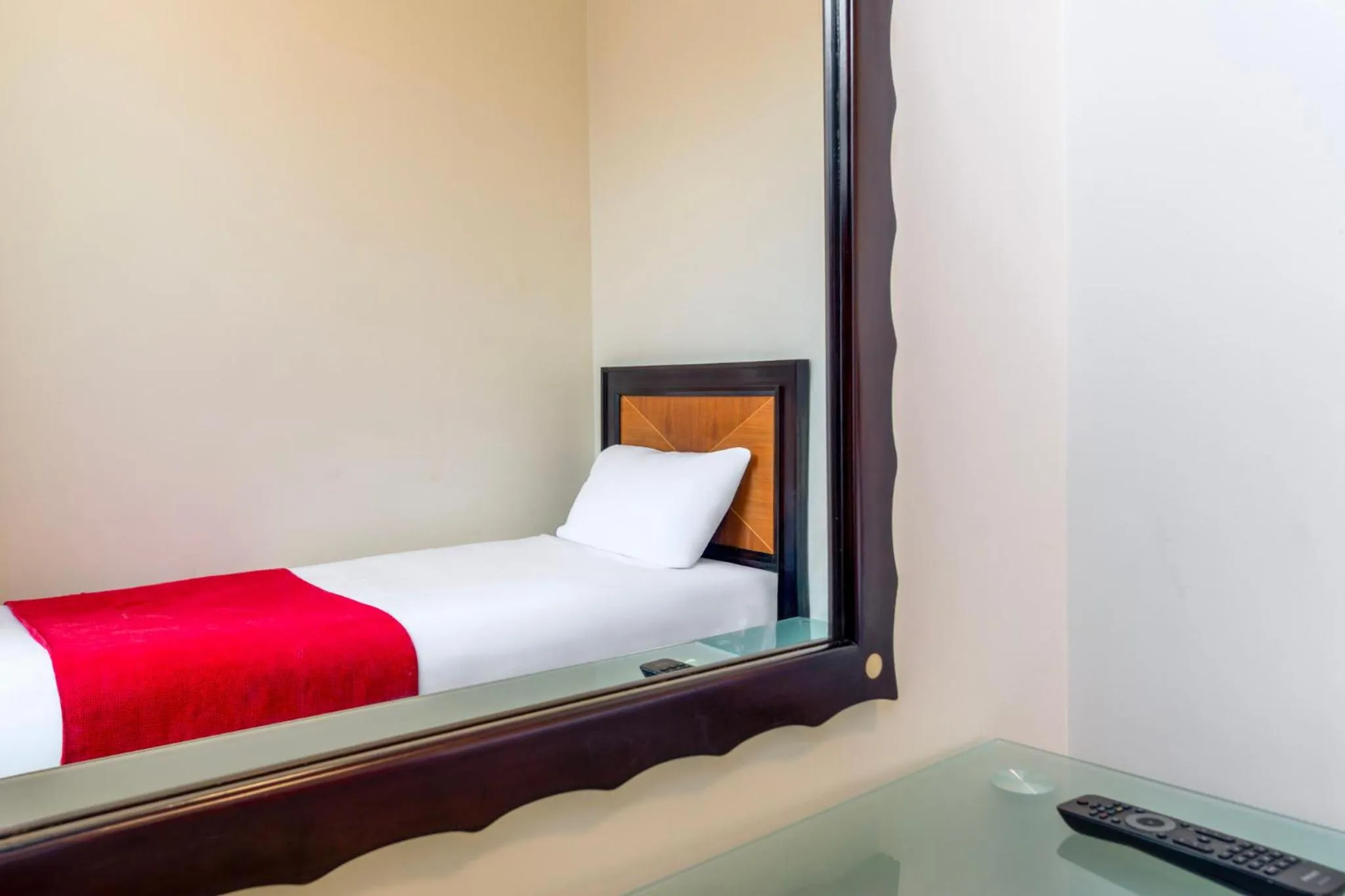 Bedroom, Bed in The Grand Burstin Hotel