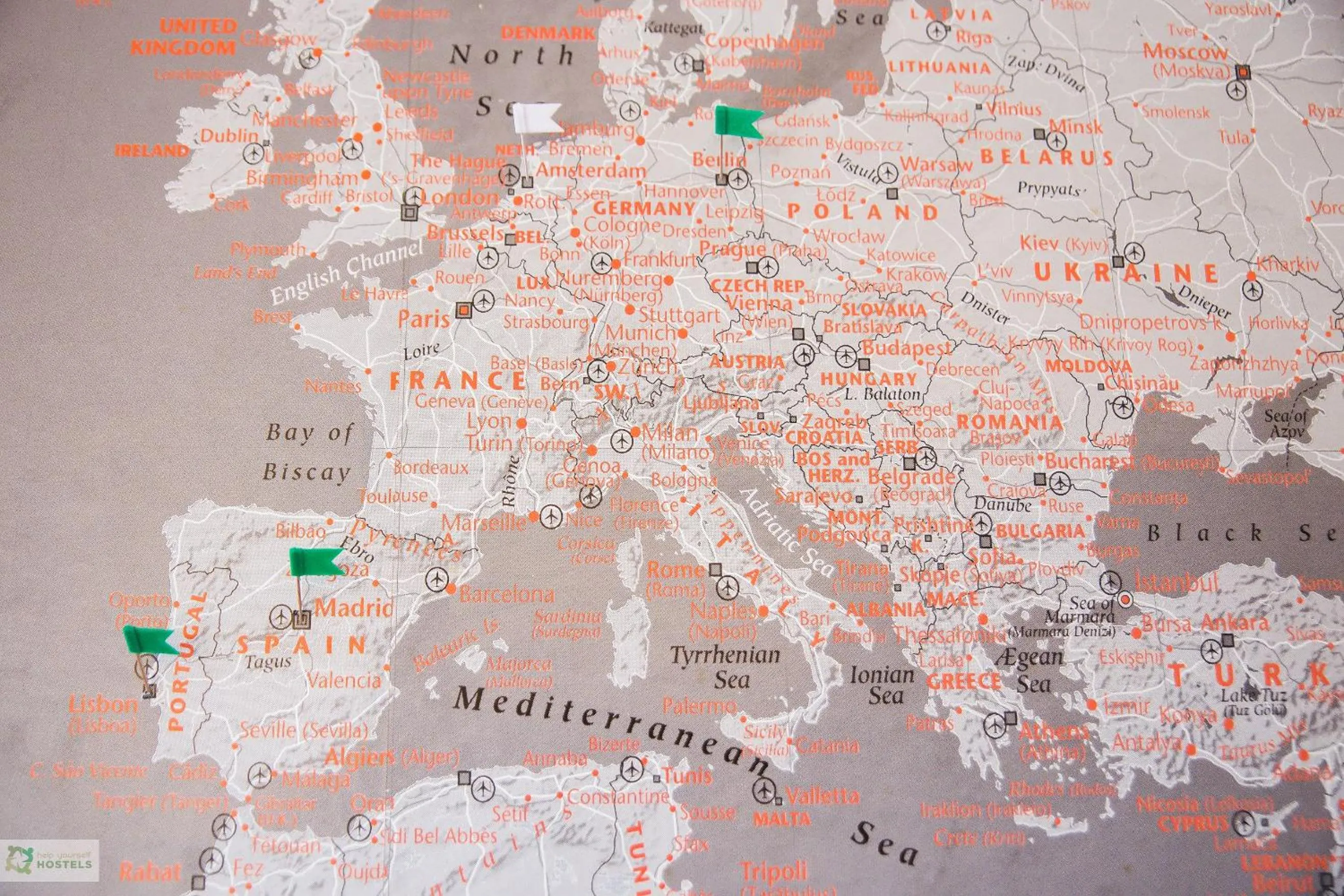 Communal lounge/ TV room in Help Yourself Hostels - Carcavelos Coast