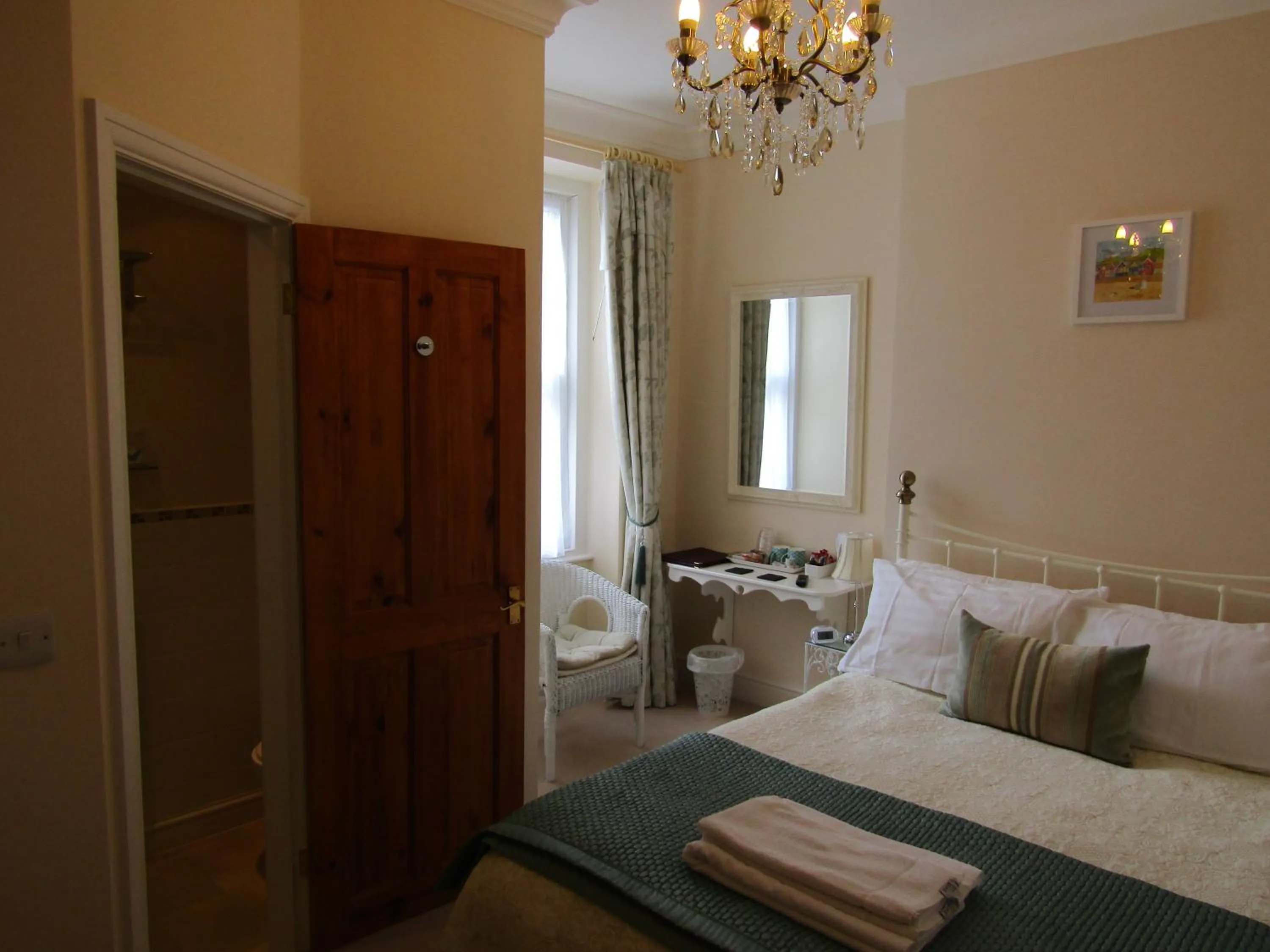 Photo of the whole room, Bed in Harringtons at 14