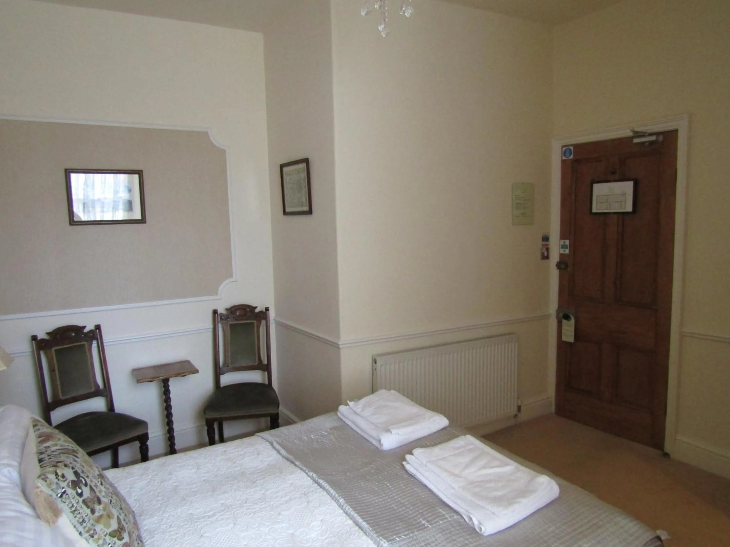 Photo of the whole room, Bed in Harringtons at 14